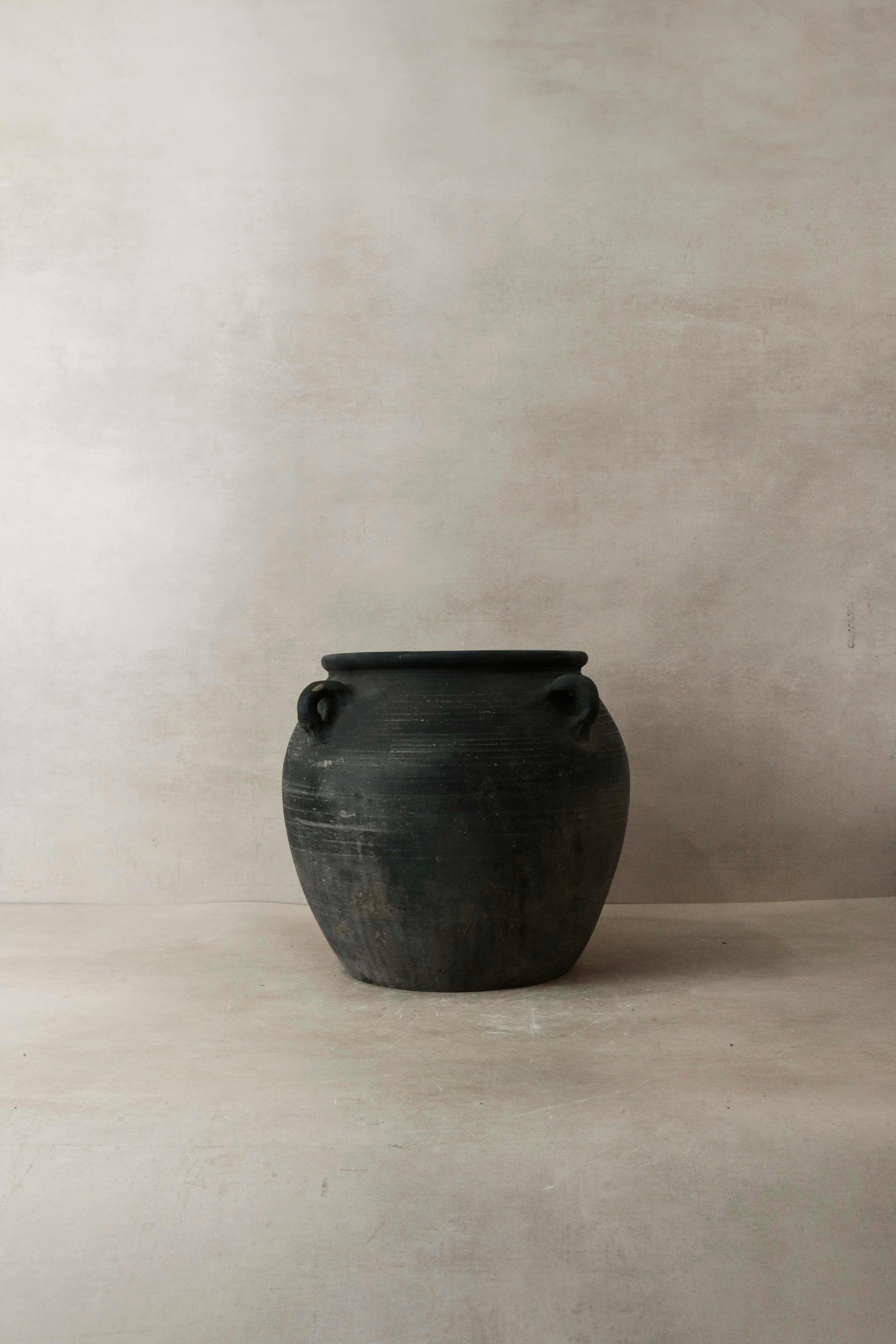 Vintage Dark pot with ears - E4.1