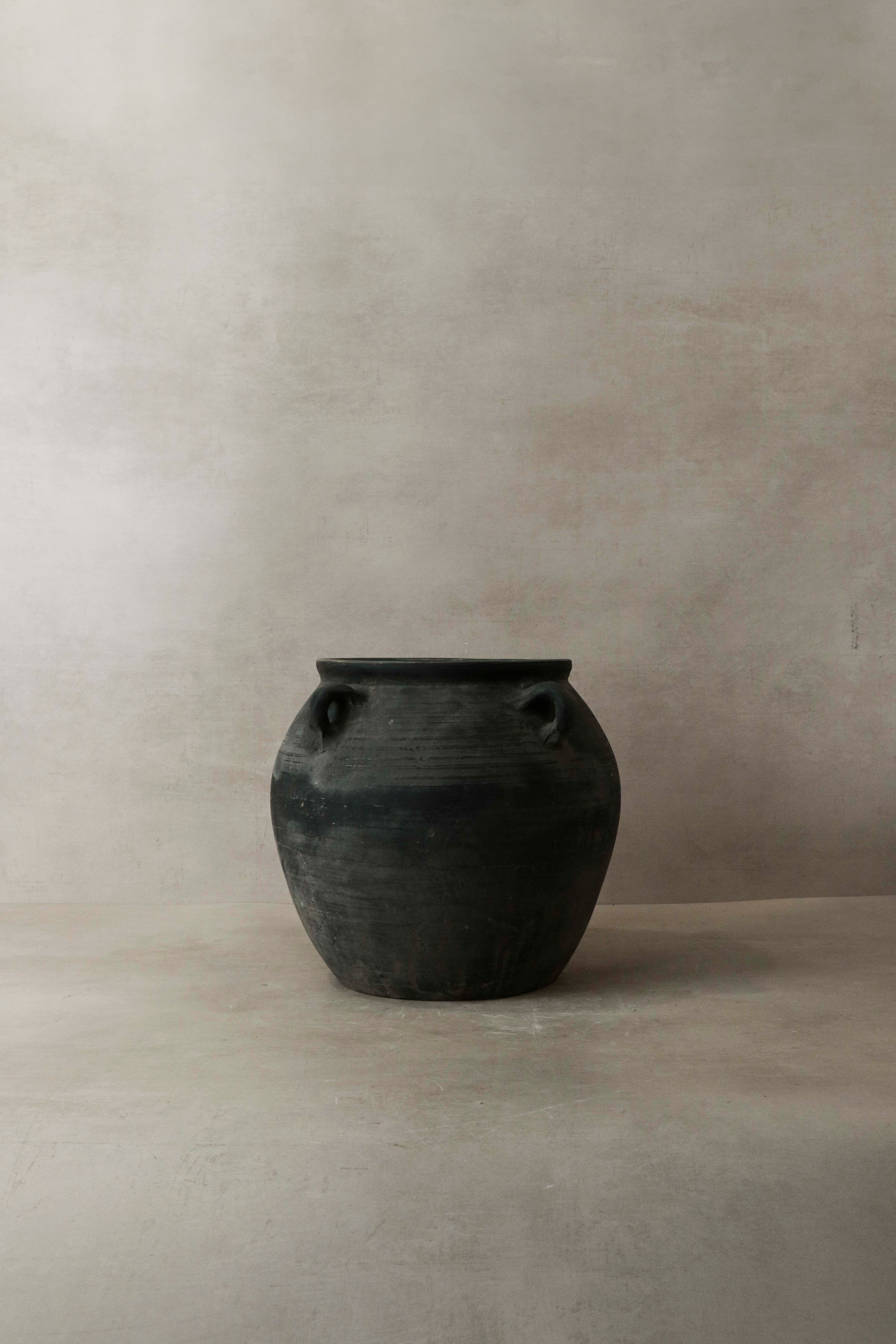 Vintage Dark pot with ears - E4.3