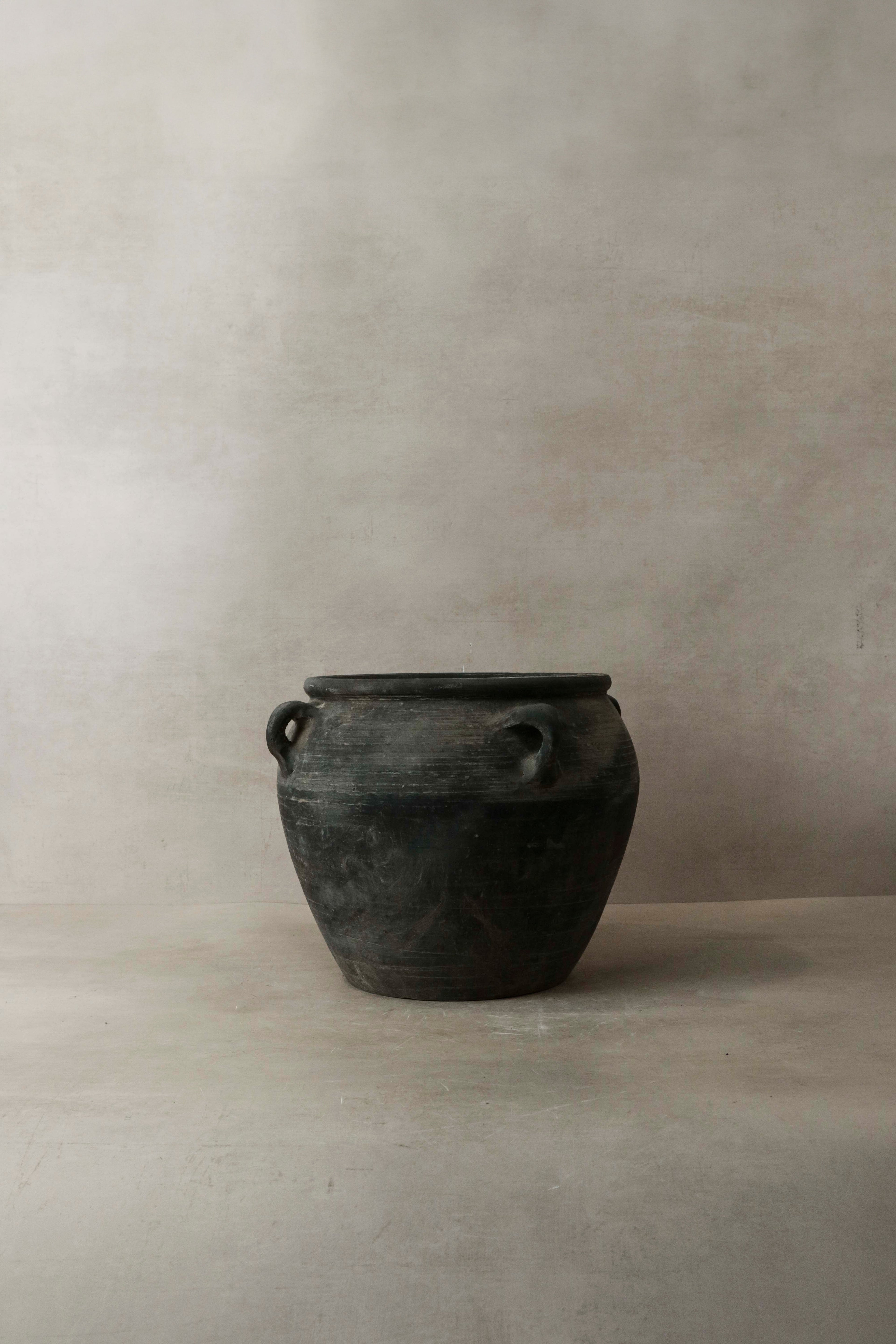 Vintage Dark pot with ears - E4.2