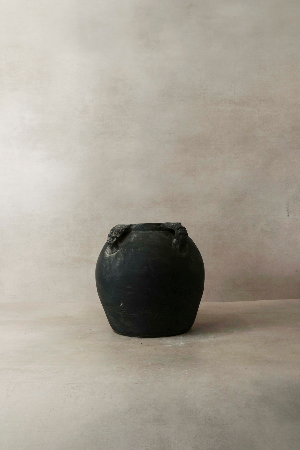 Vintage Lion Ears Dark Pot - De4.1