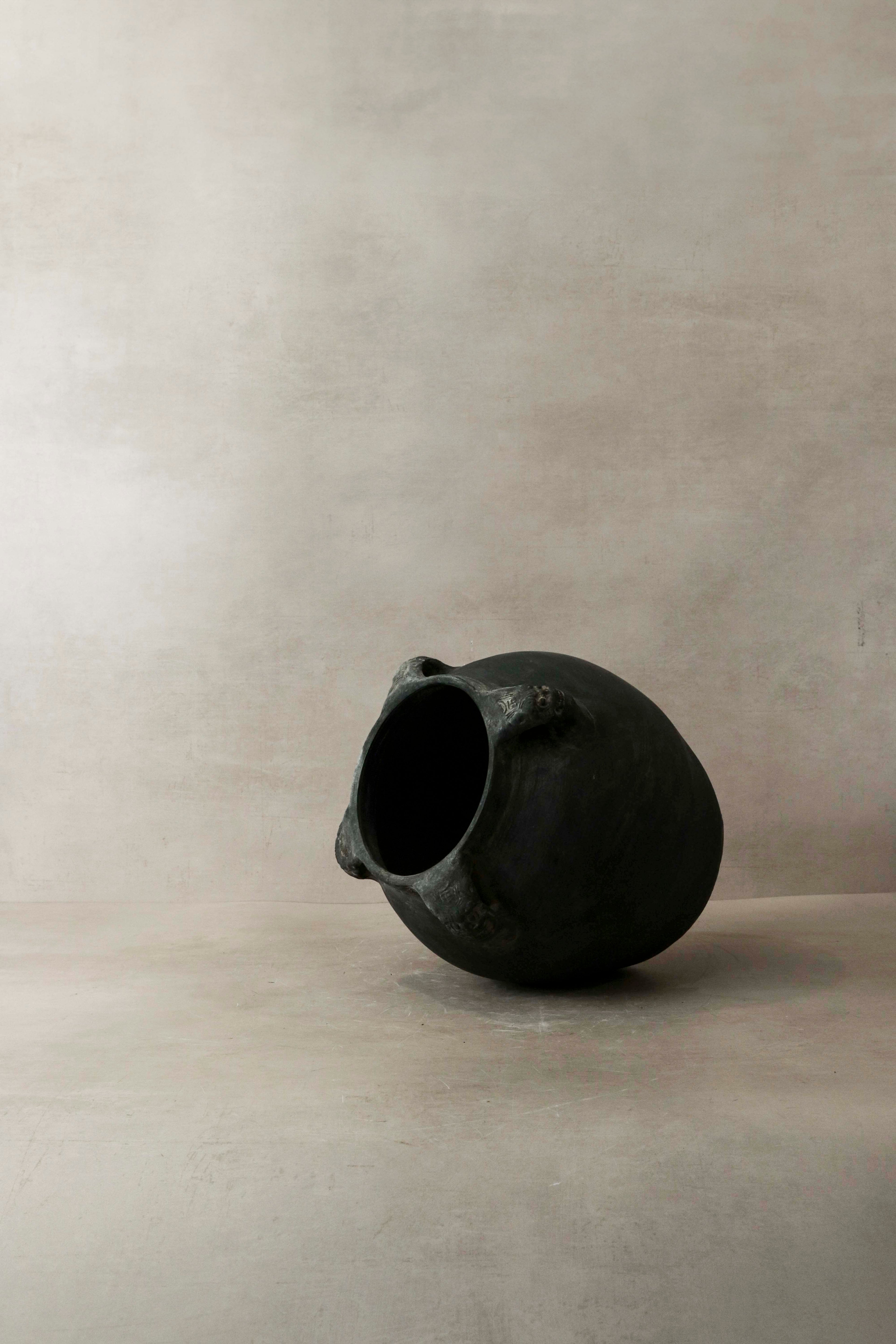 Vintage Lion Ears Dark Pot - De4.1
