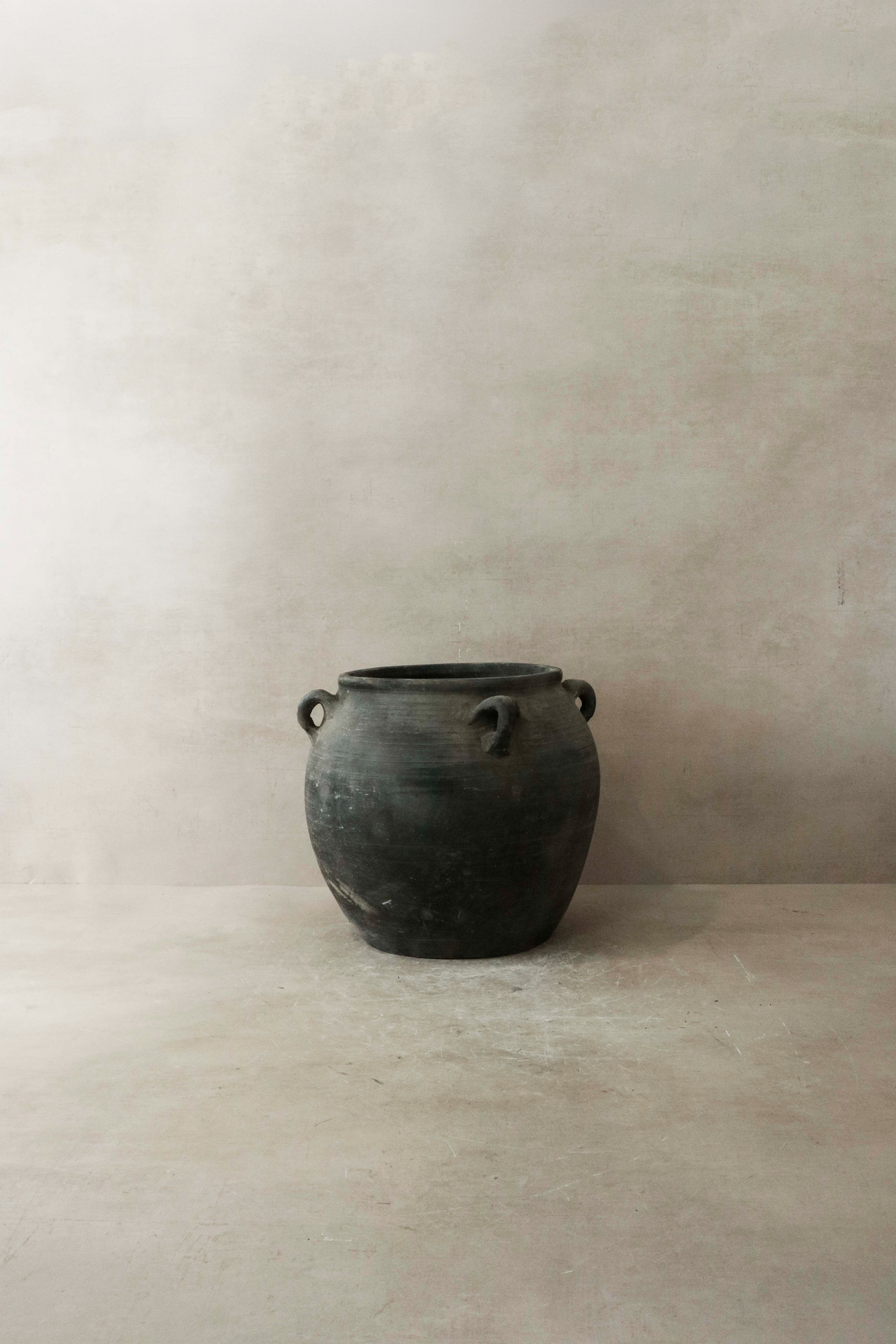 Vintage Dark pot with ears - E4.8