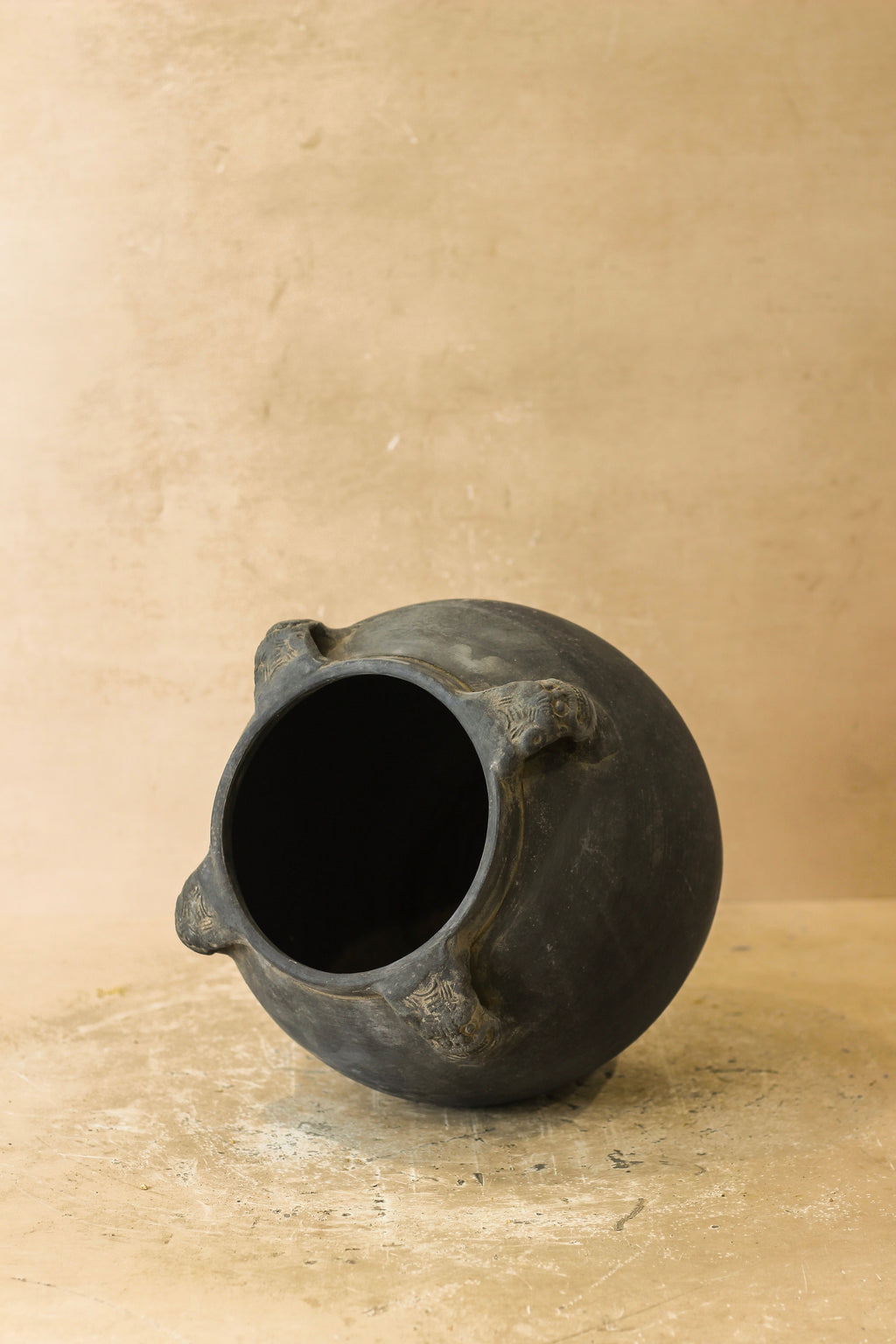 Vintage Lion Ears Dark Pot - De4.14
