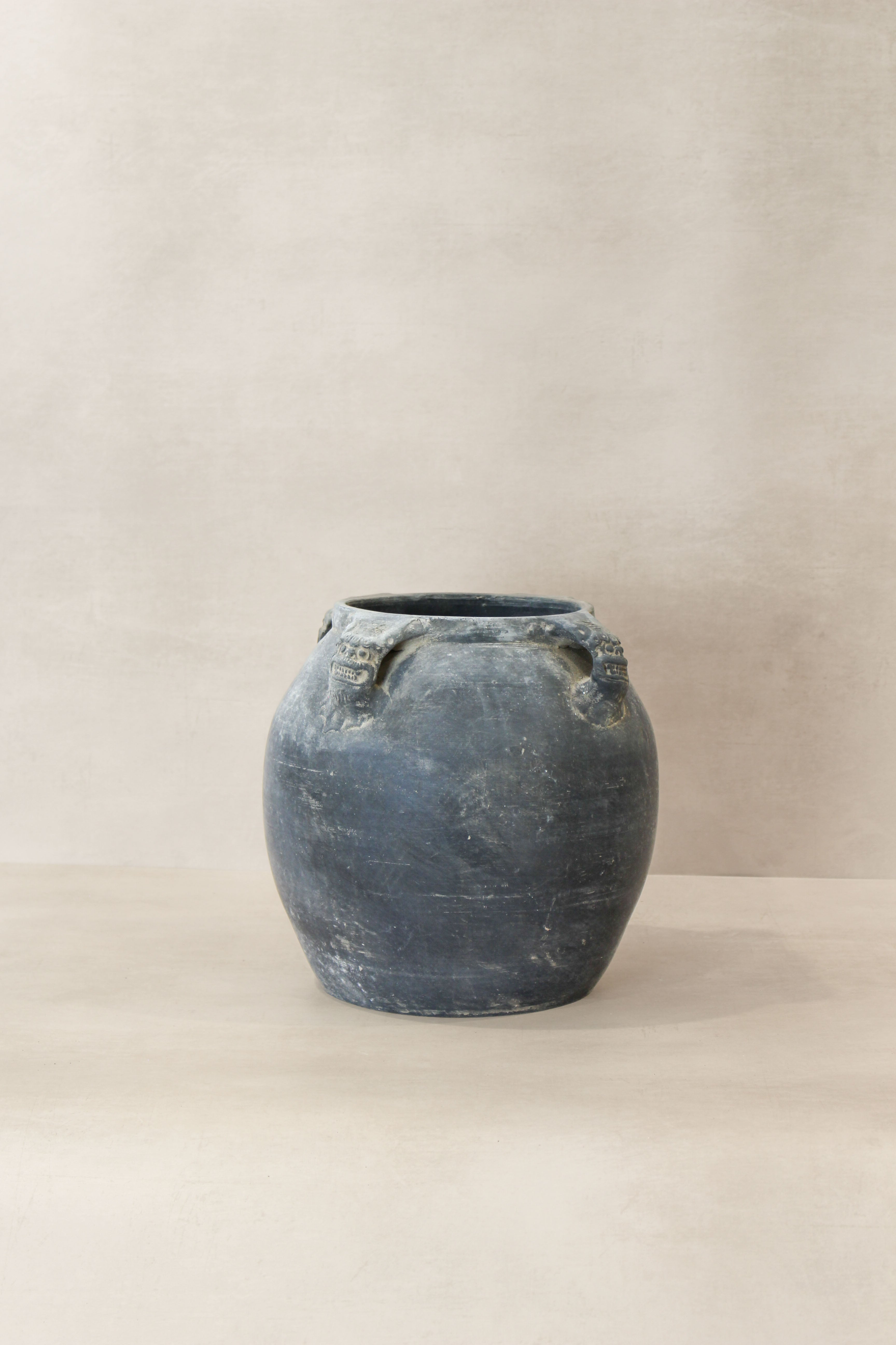 Vintage Lion Ears Dark Pot - De04