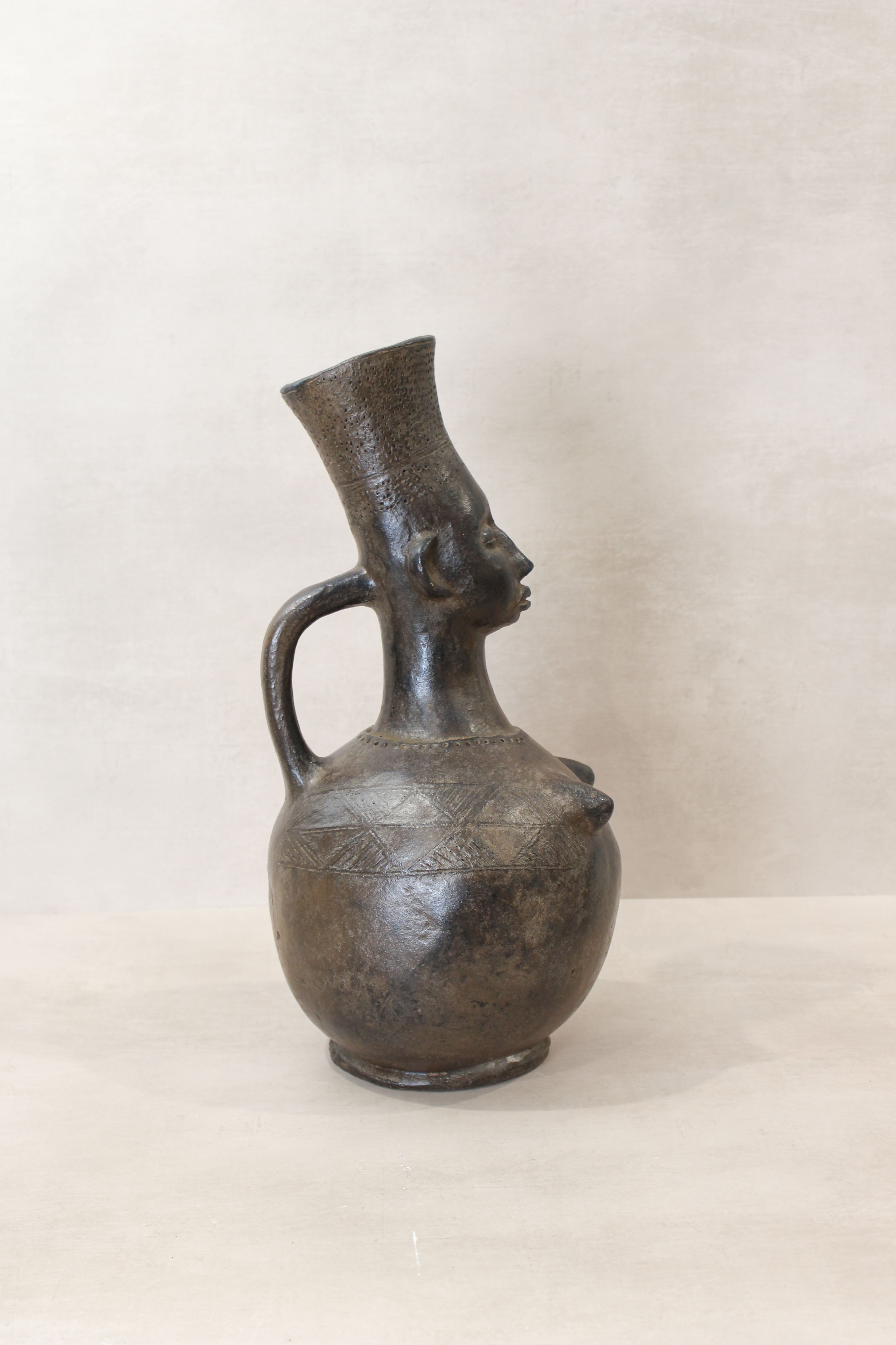 Mangbetu figural clay pot 01