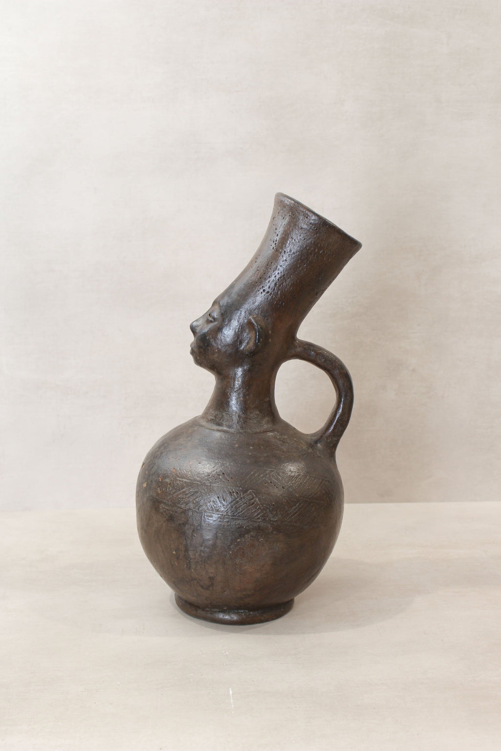 Mangbetu figural clay pot 02