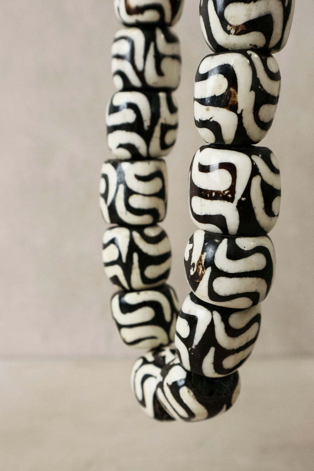 Kenya Beads Necklace - Flat beads black/white - 80.3