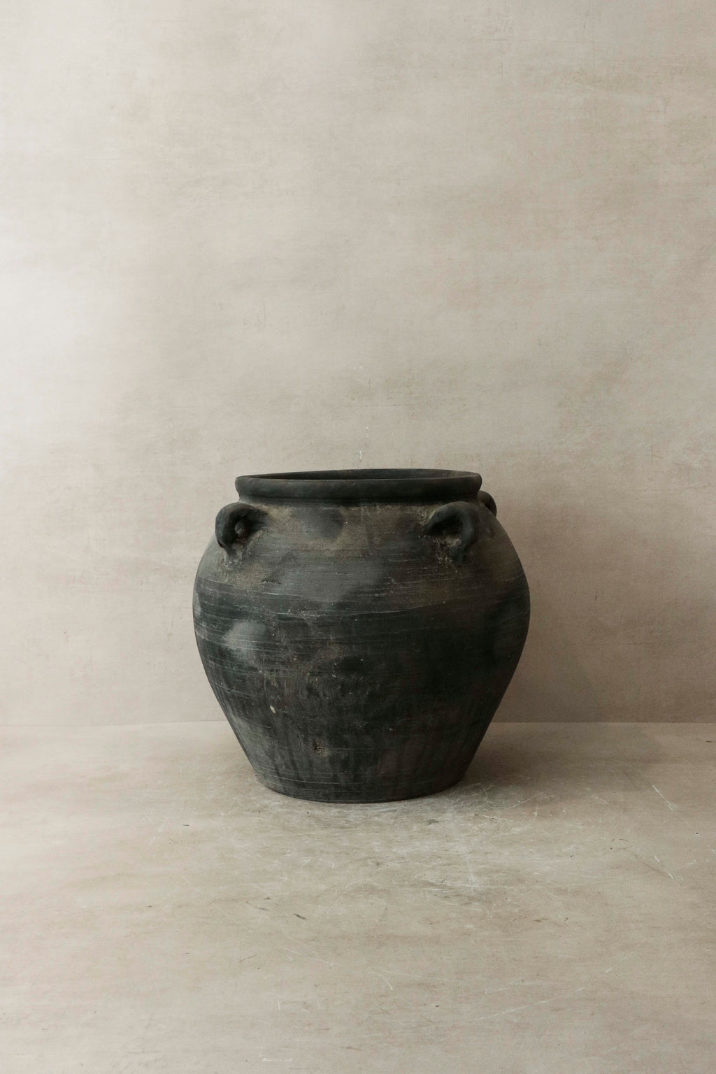 Vintage Dark pot with ears - E4.5