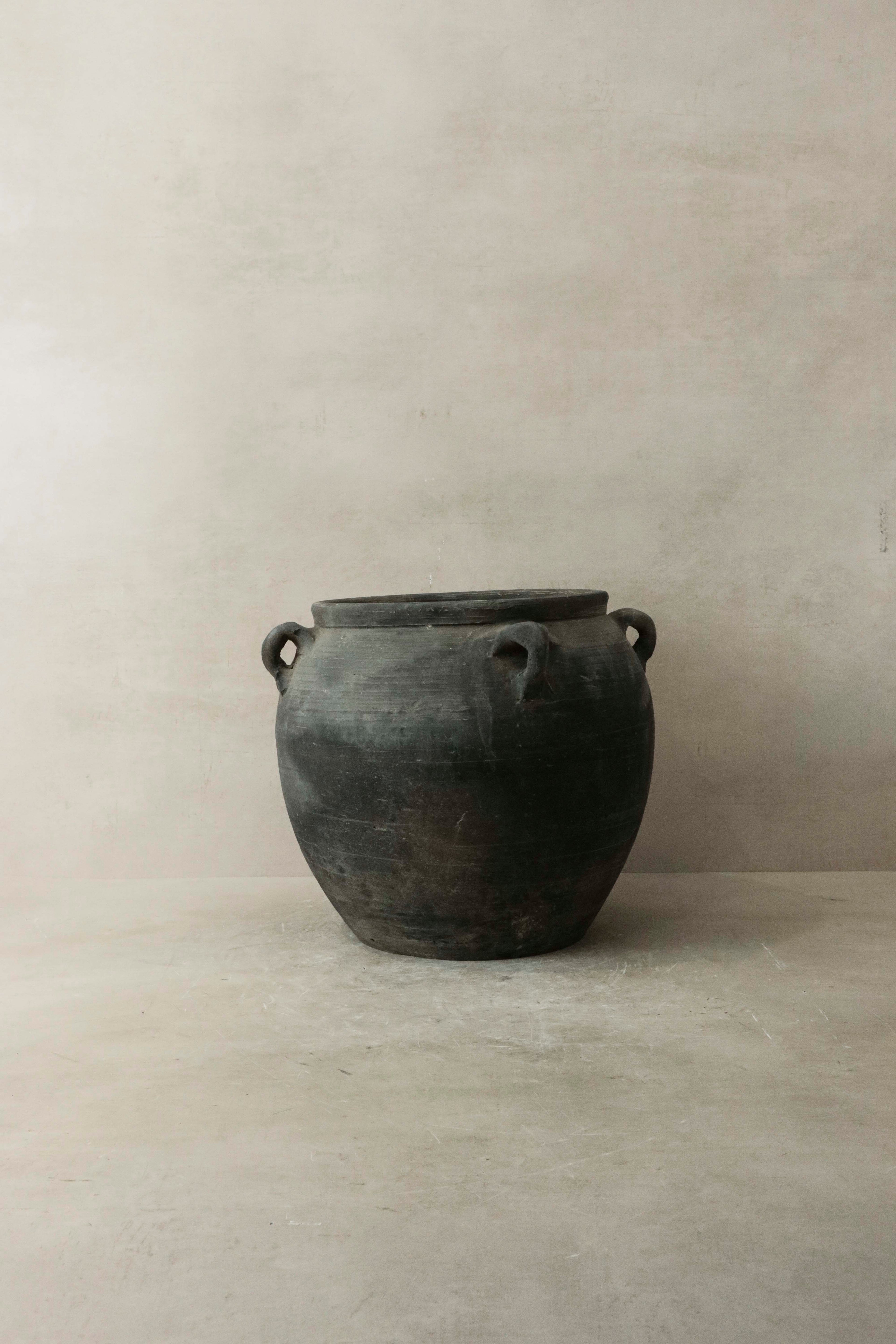 Vintage Dark pot with ears - E4.14