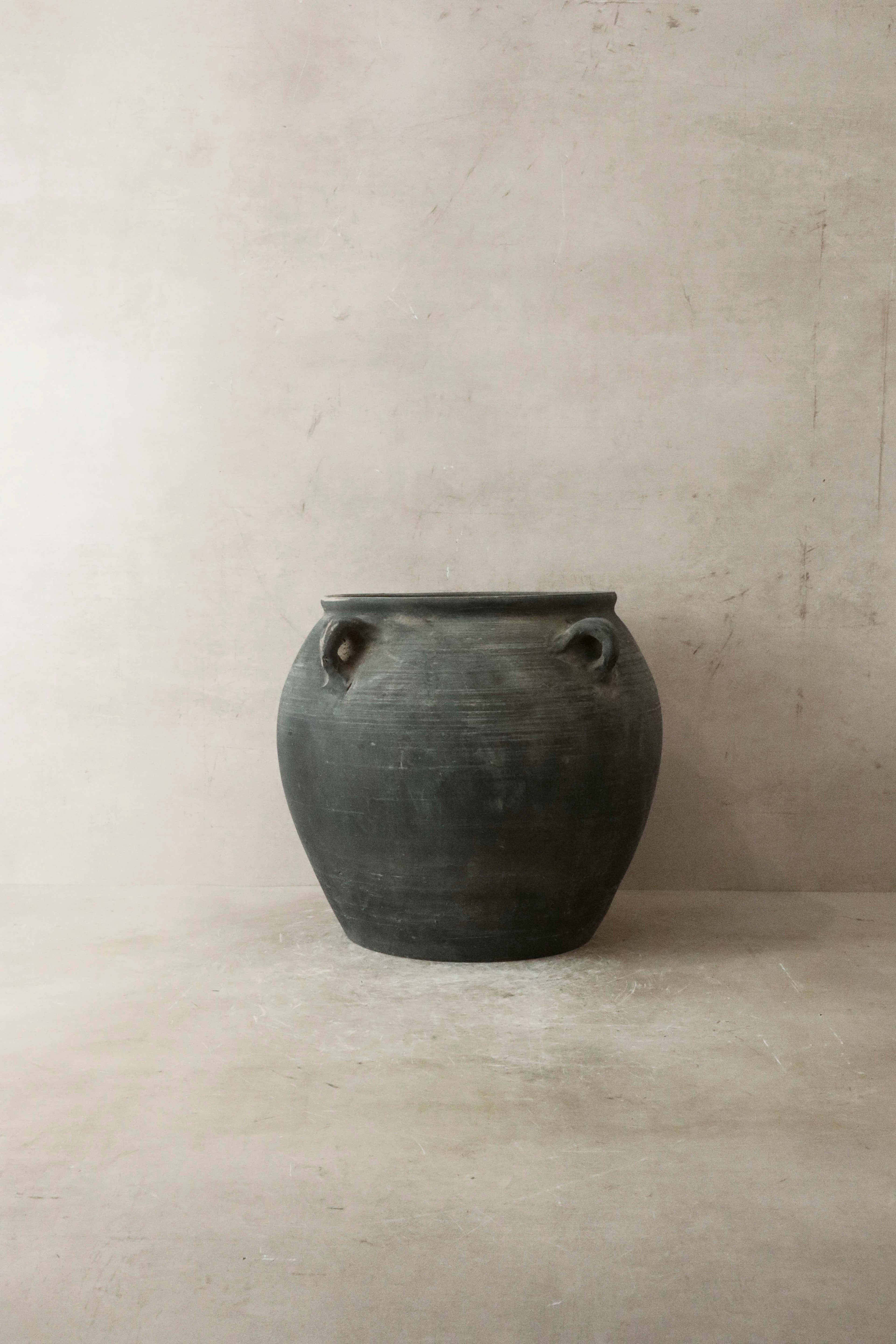 Vintage Dark pot with ears - E4.16