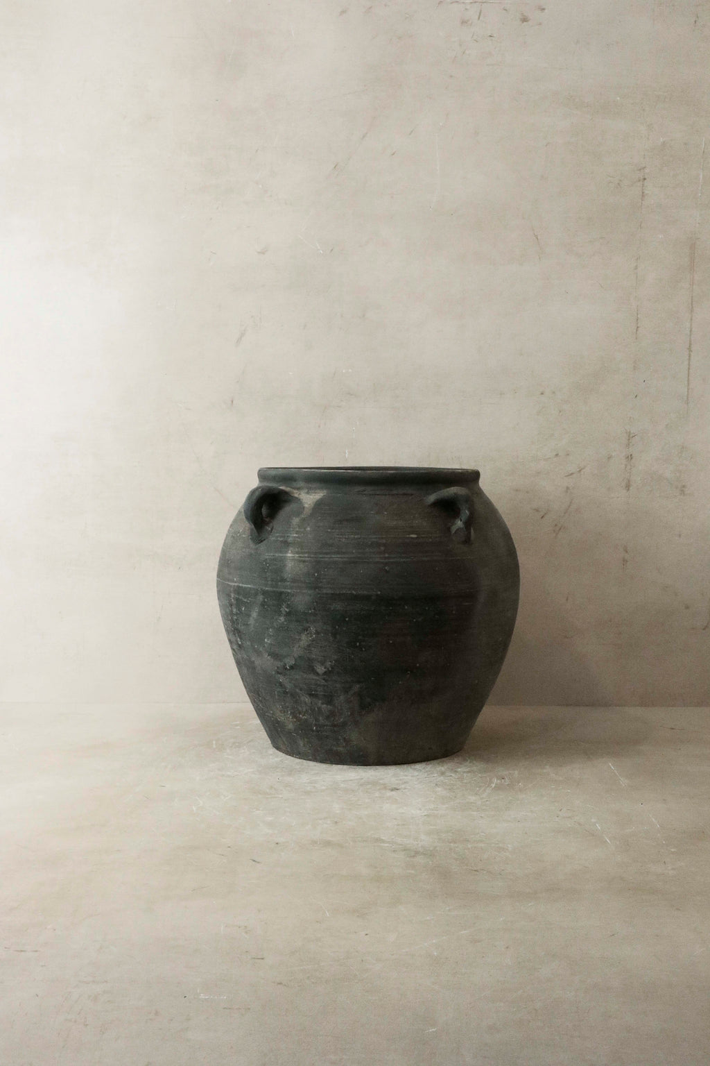 Vintage Dark pot with ears - E4.18