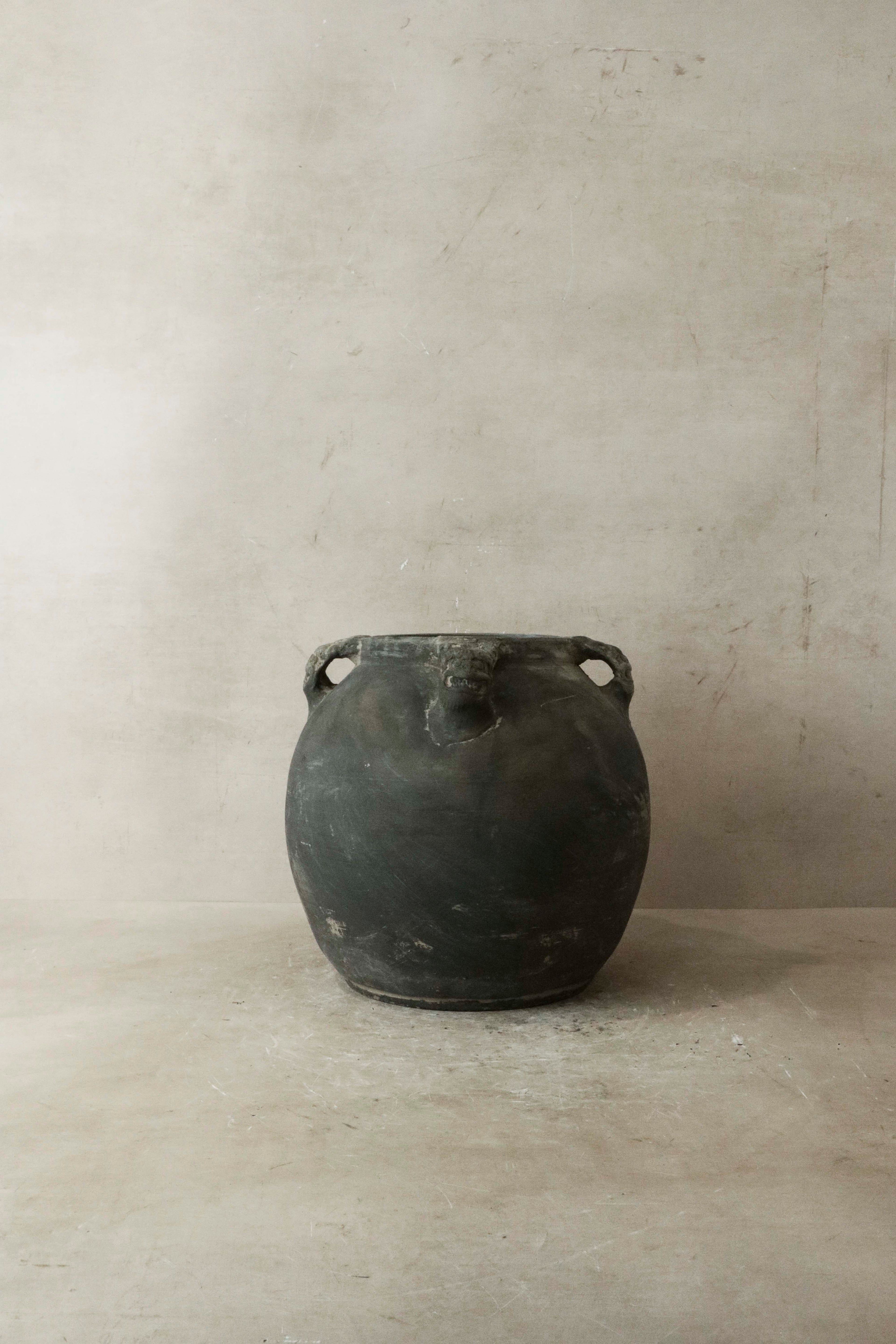 Vintage Lion Ears Dark Pot - De4.3