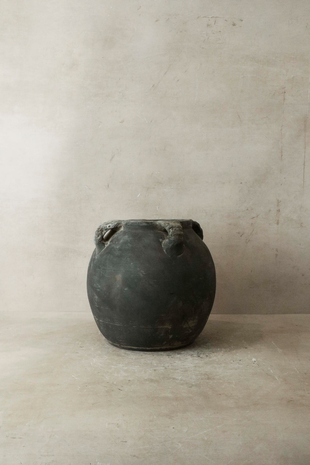 Vintage Lion Ears Dark Pot - De4.3