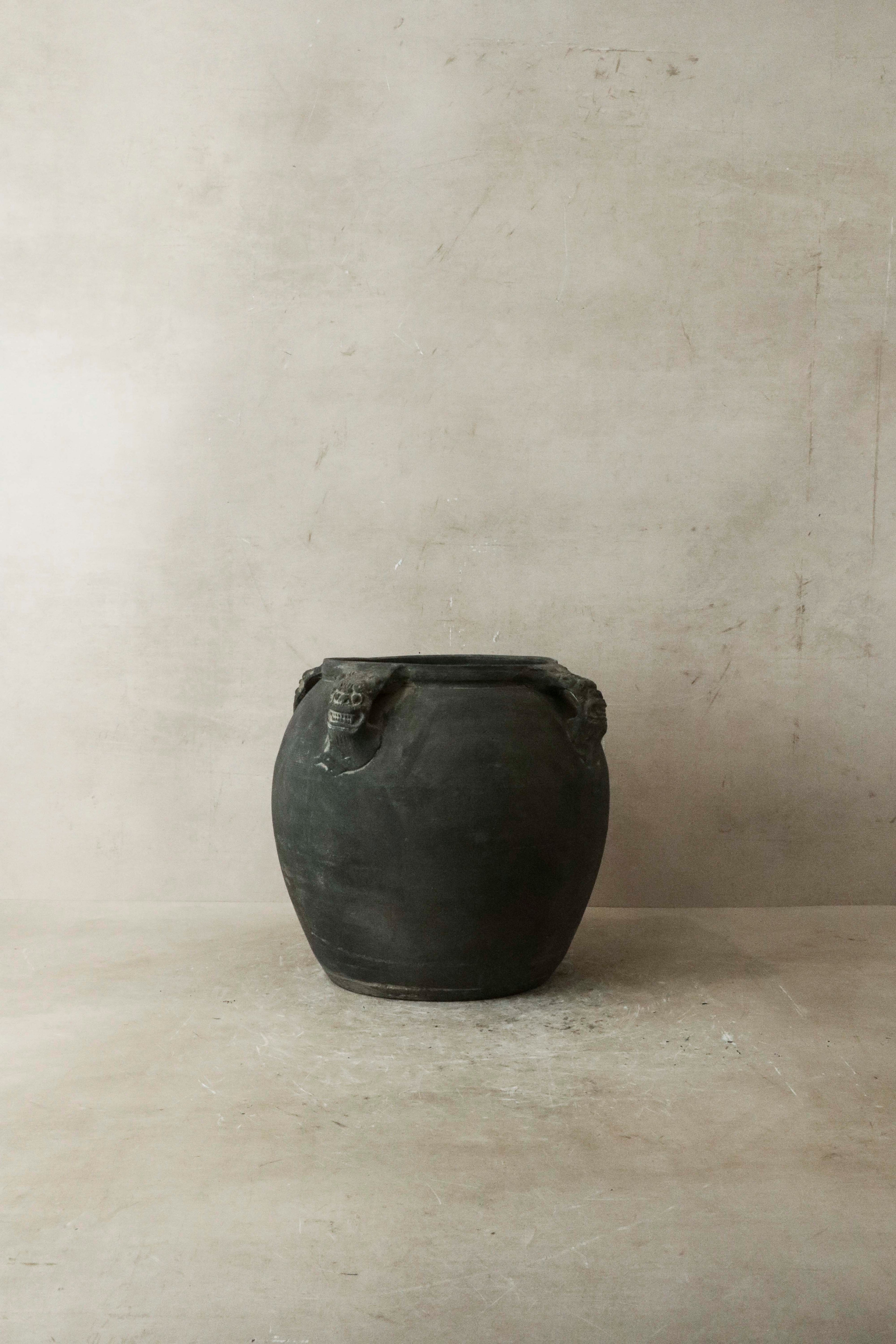 Vintage Lion Ears Dark Pot - De4.4