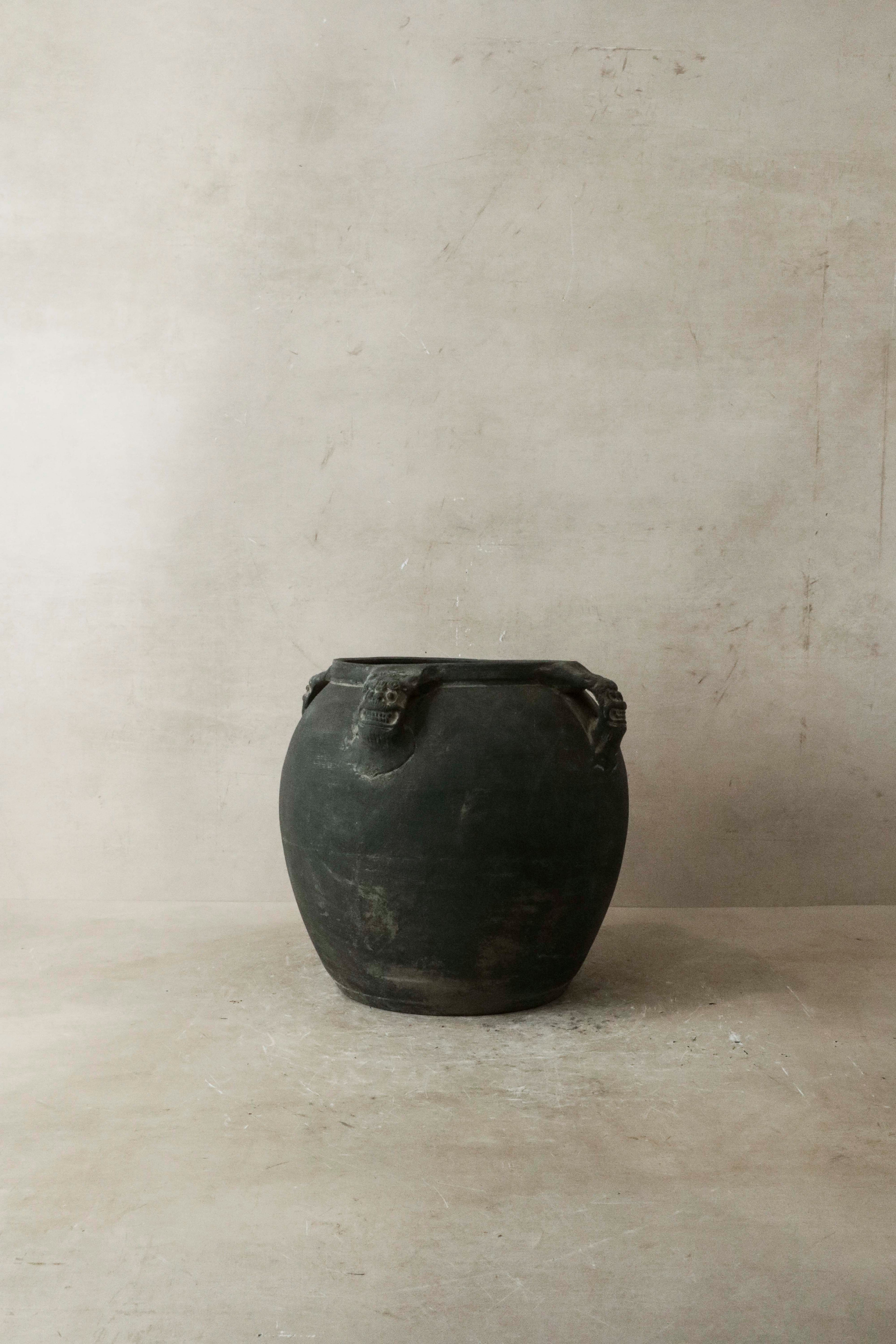 Vintage Lion Ears Dark Pot - De4.4
