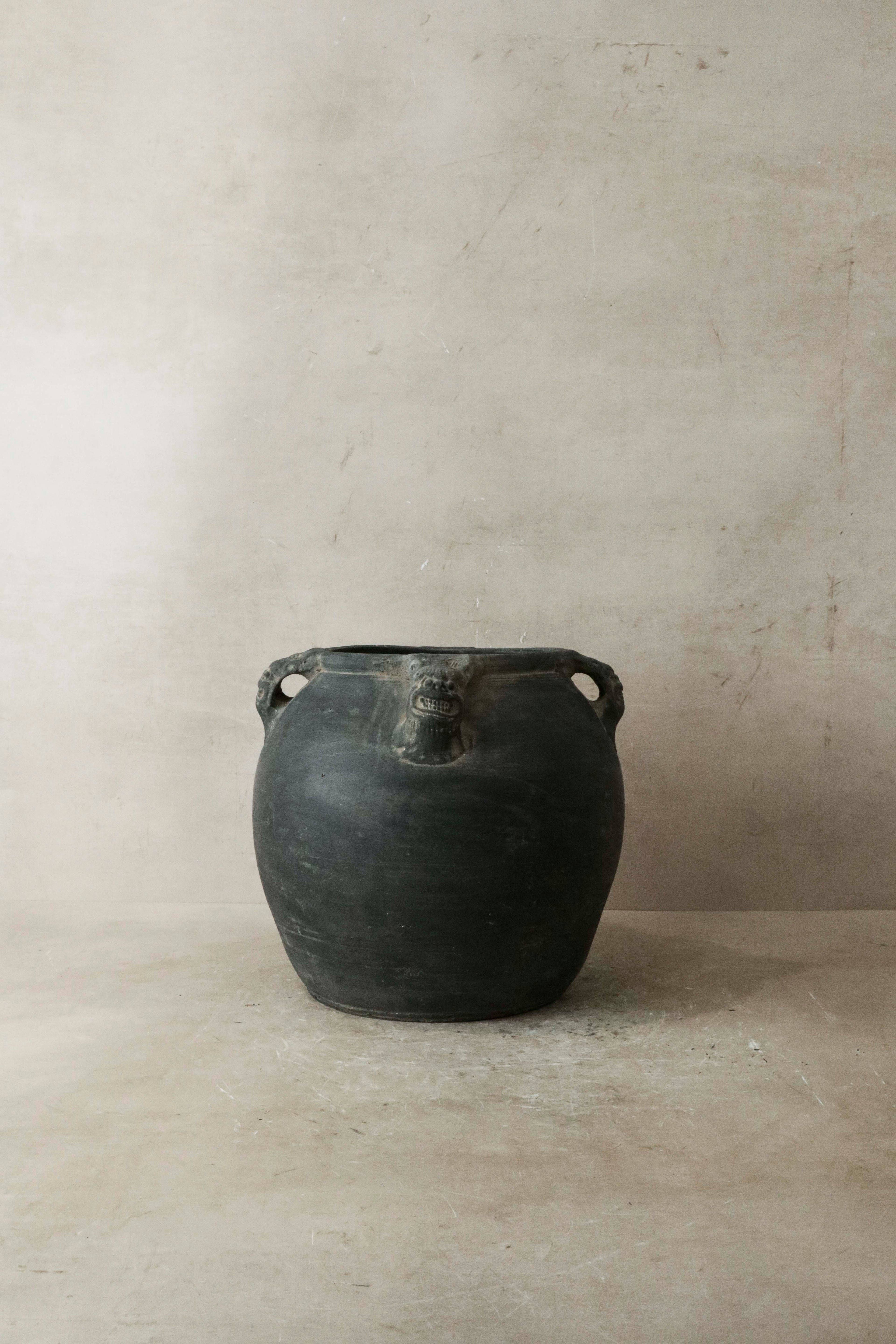Vintage Lion Ears Dark Pot - De4.5