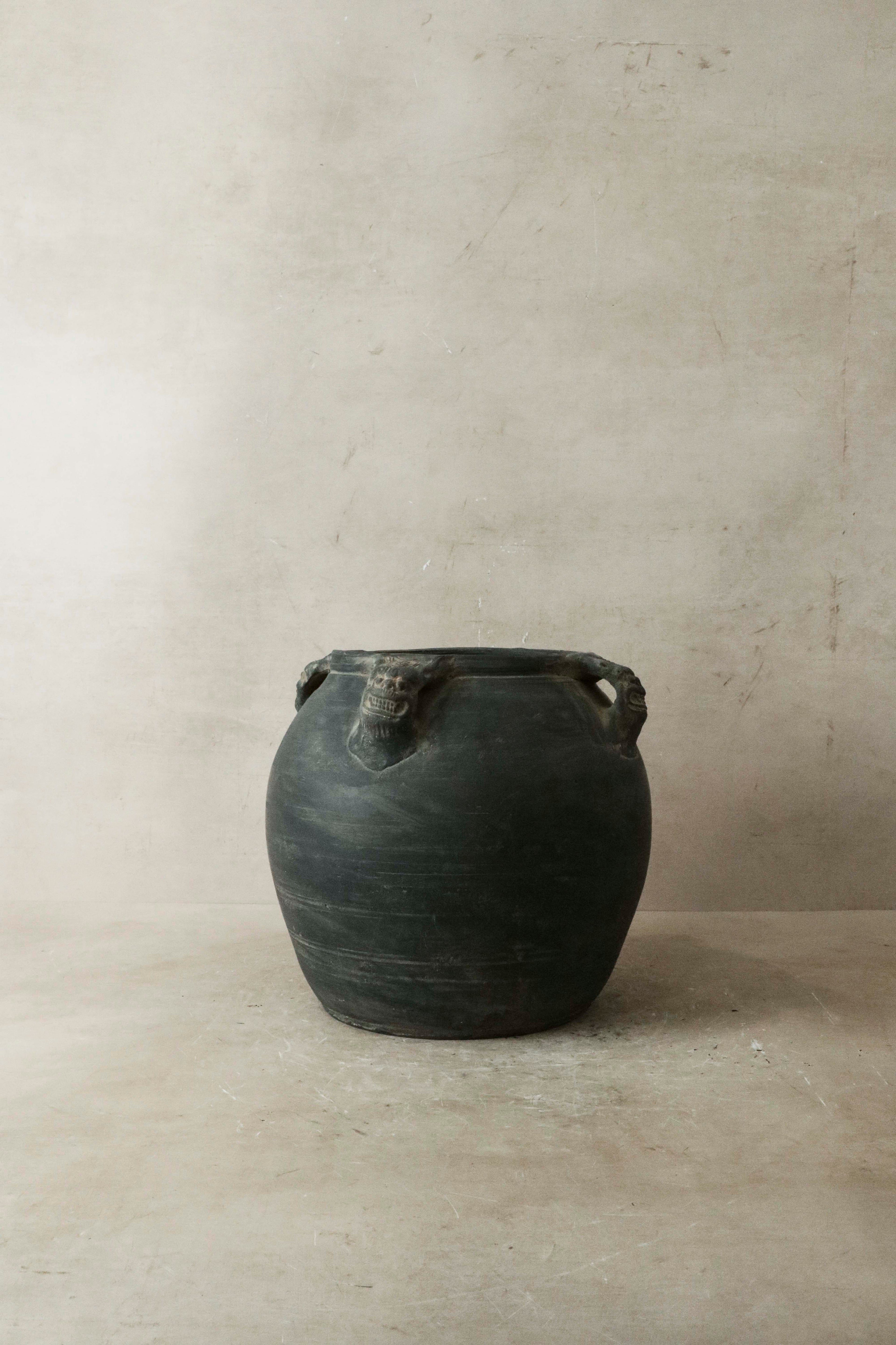 Vintage Lion Ears Dark Pot - De4.5