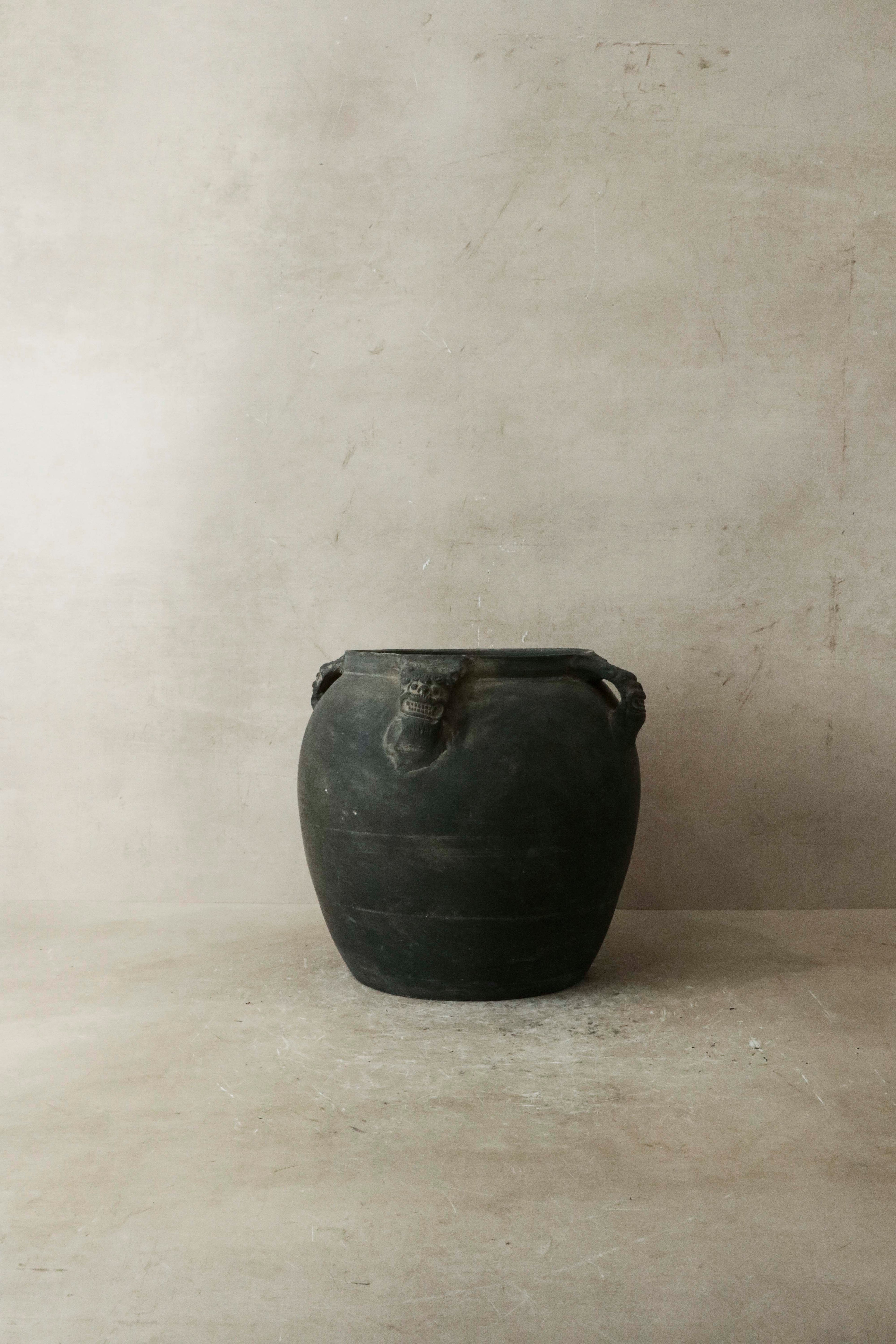 Vintage Lion Ears Dark Pot - De4.6