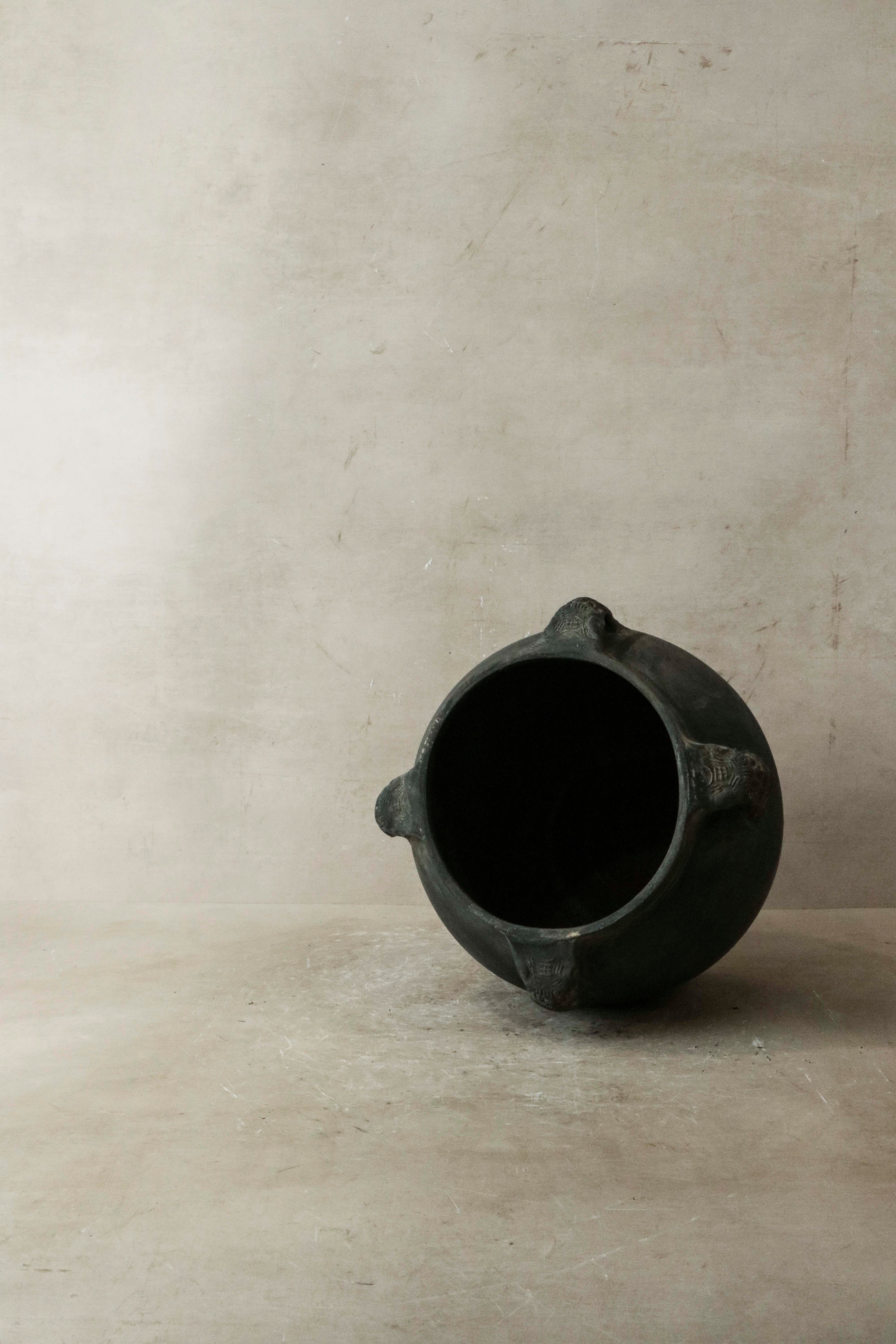 Vintage Lion Ears Dark Pot - De4.6