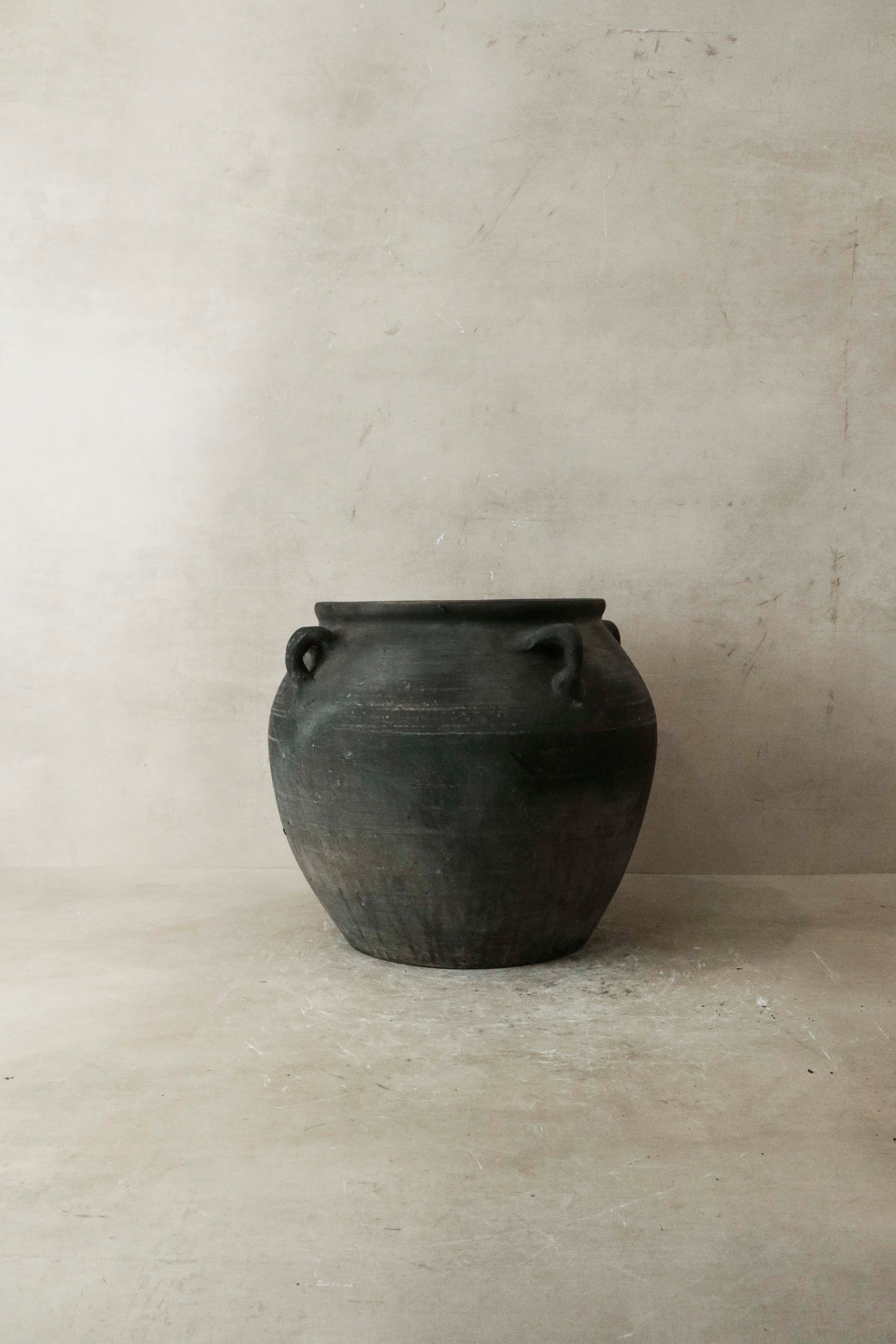 Vintage Dark pot with ears - E4.19
