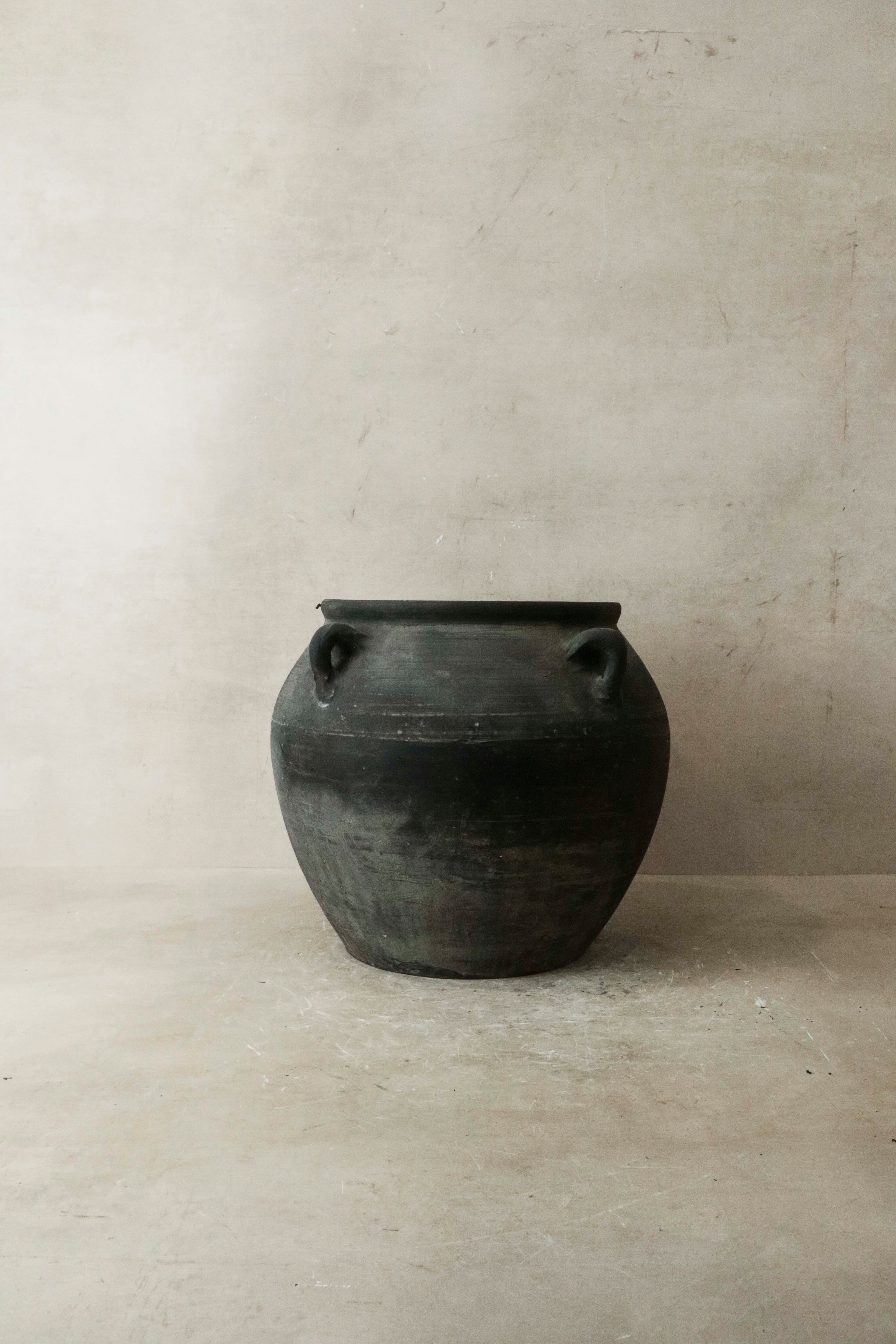 Vintage Dark pot with ears - E4.19