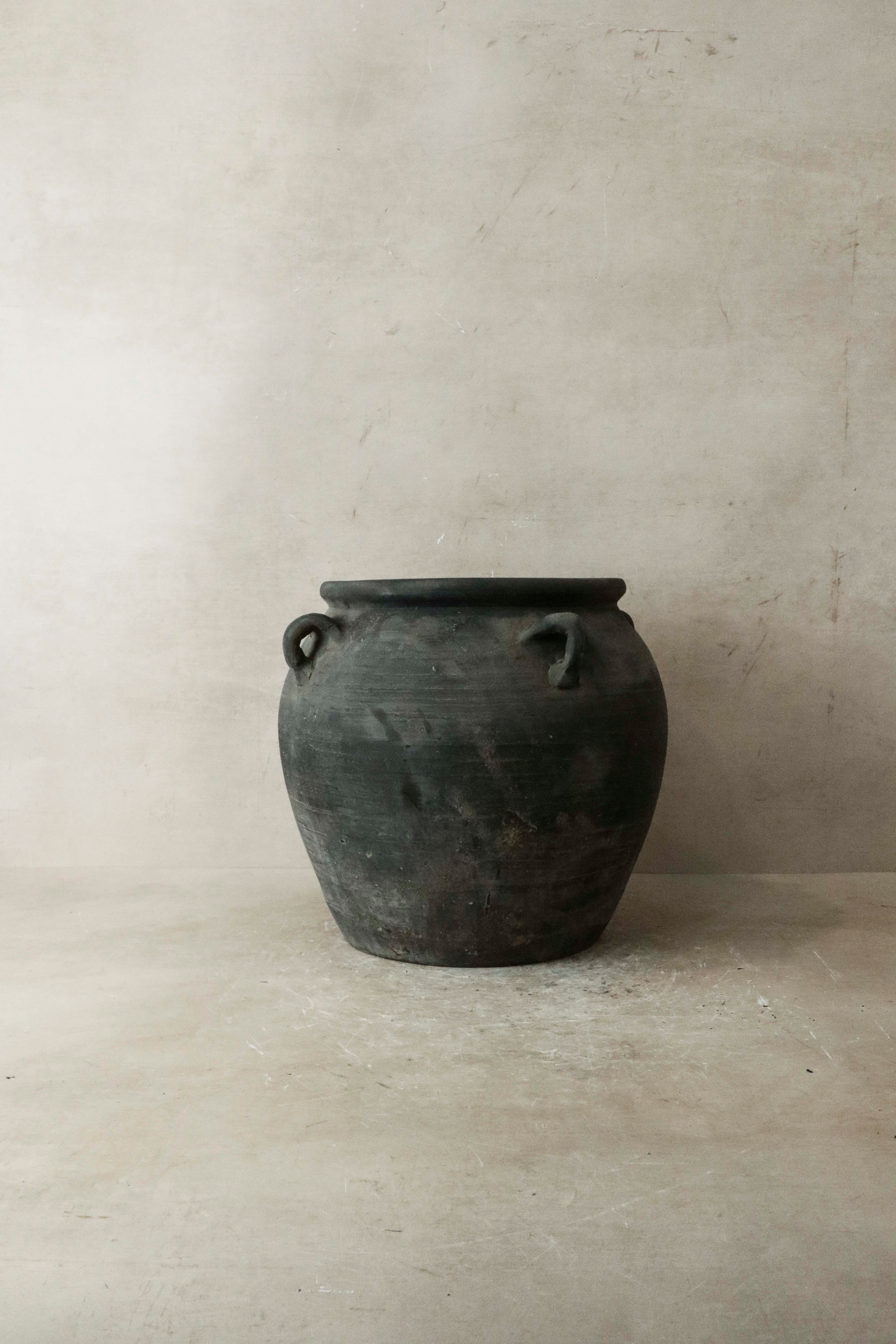 Vintage Dark pot with ears - E4.20