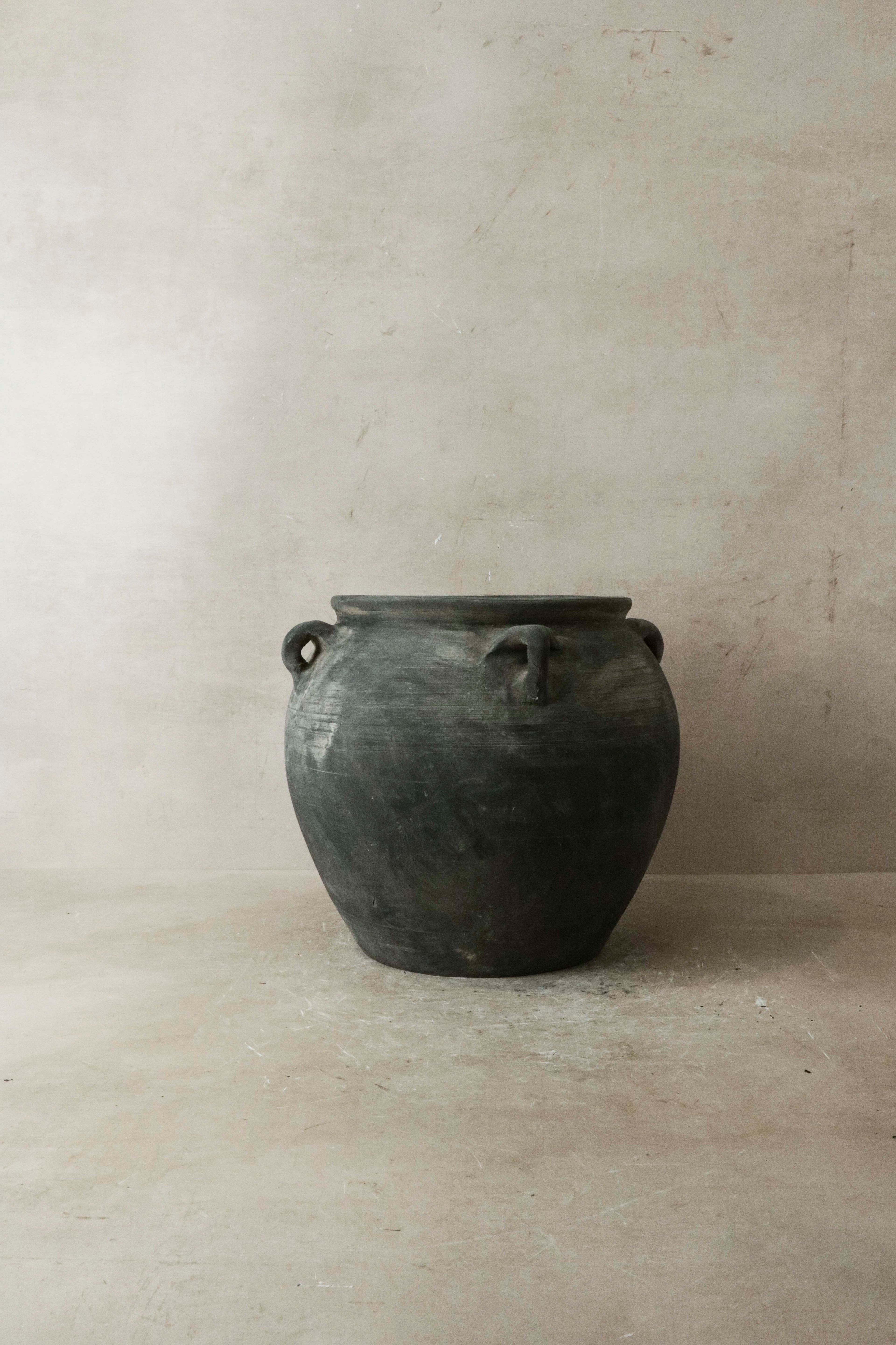 Vintage Dark pot with ears - E4.21