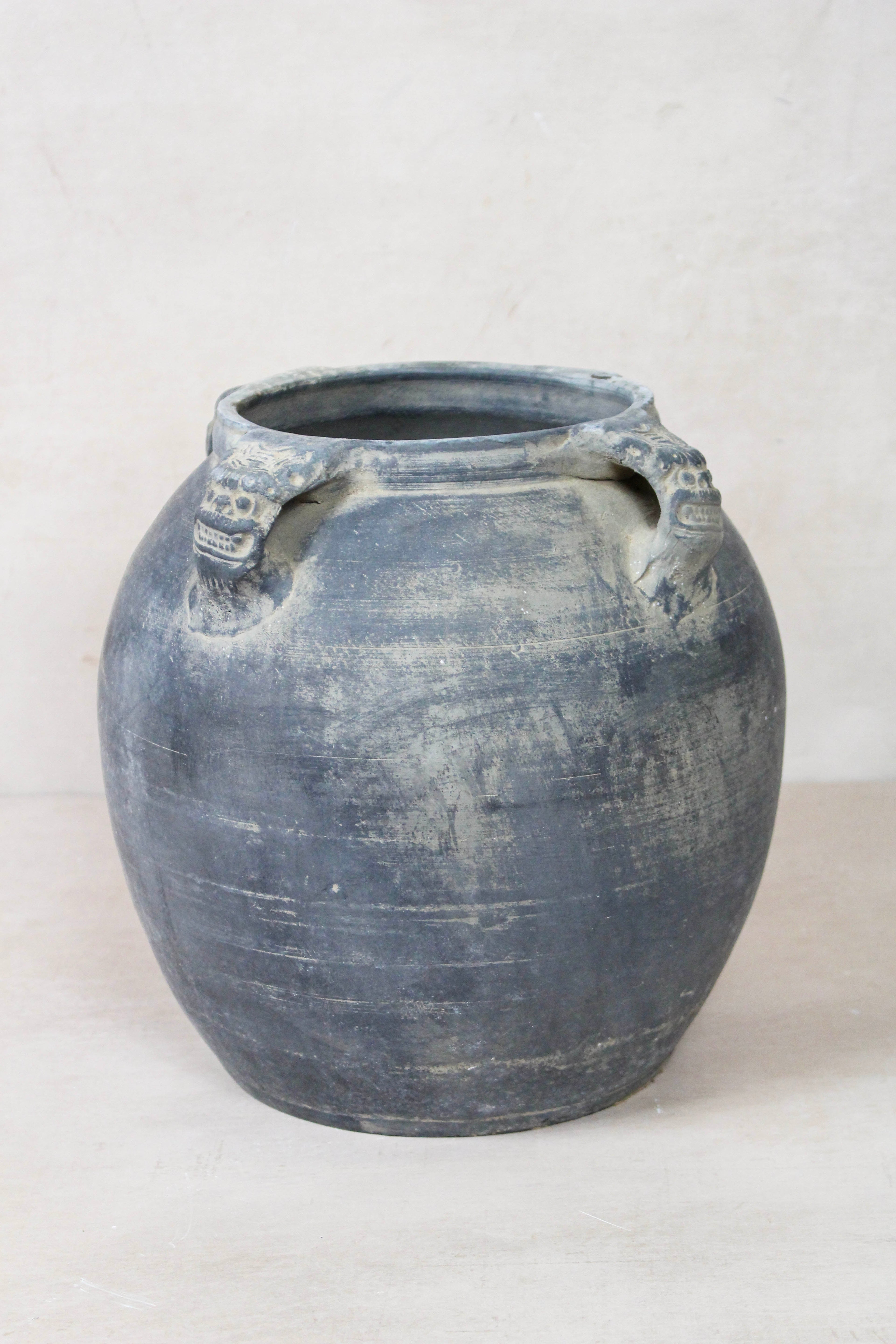 Vintage Lion Ears Dark Pot - DE.17