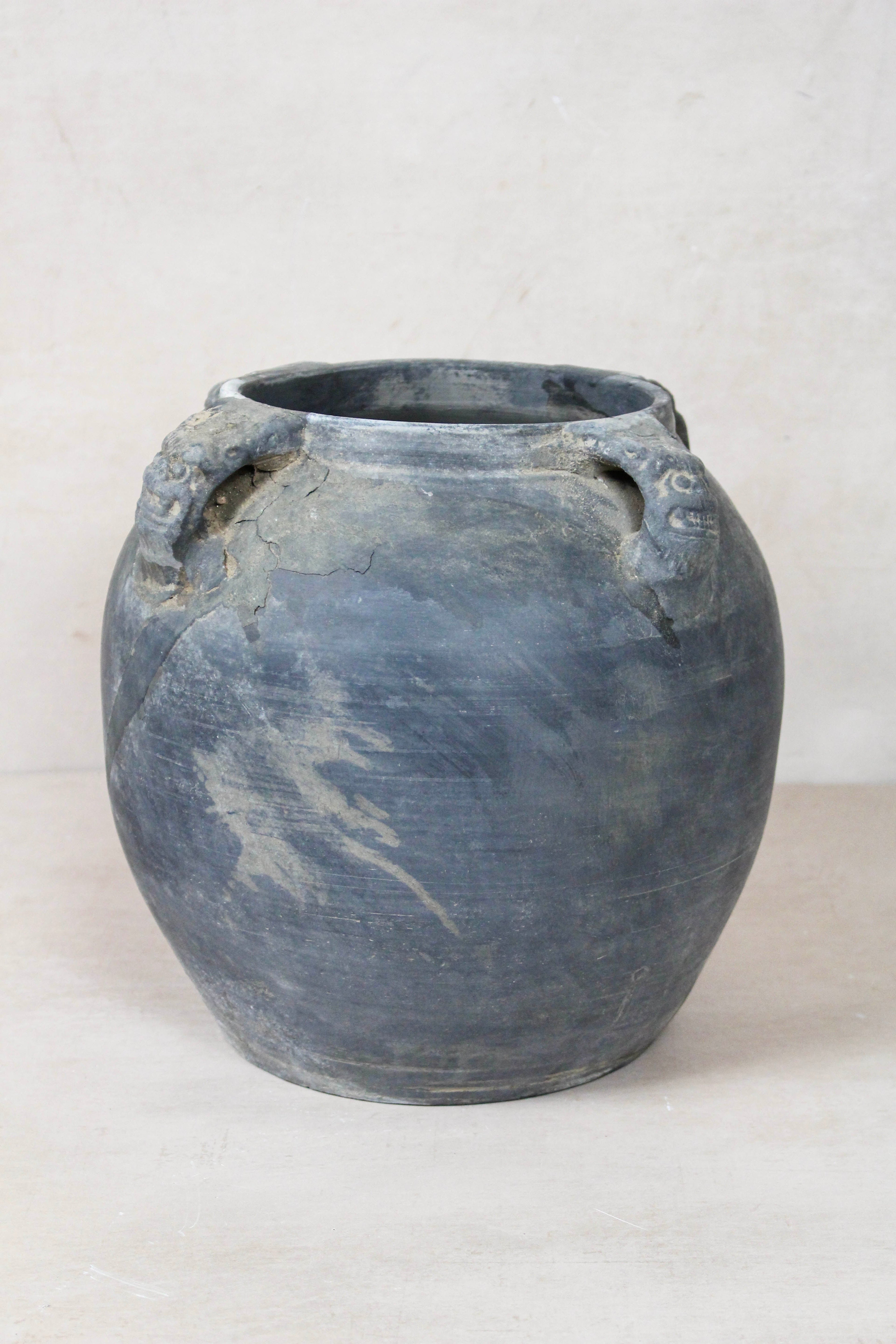 Vintage Lion Ears Dark Pot - DE.18