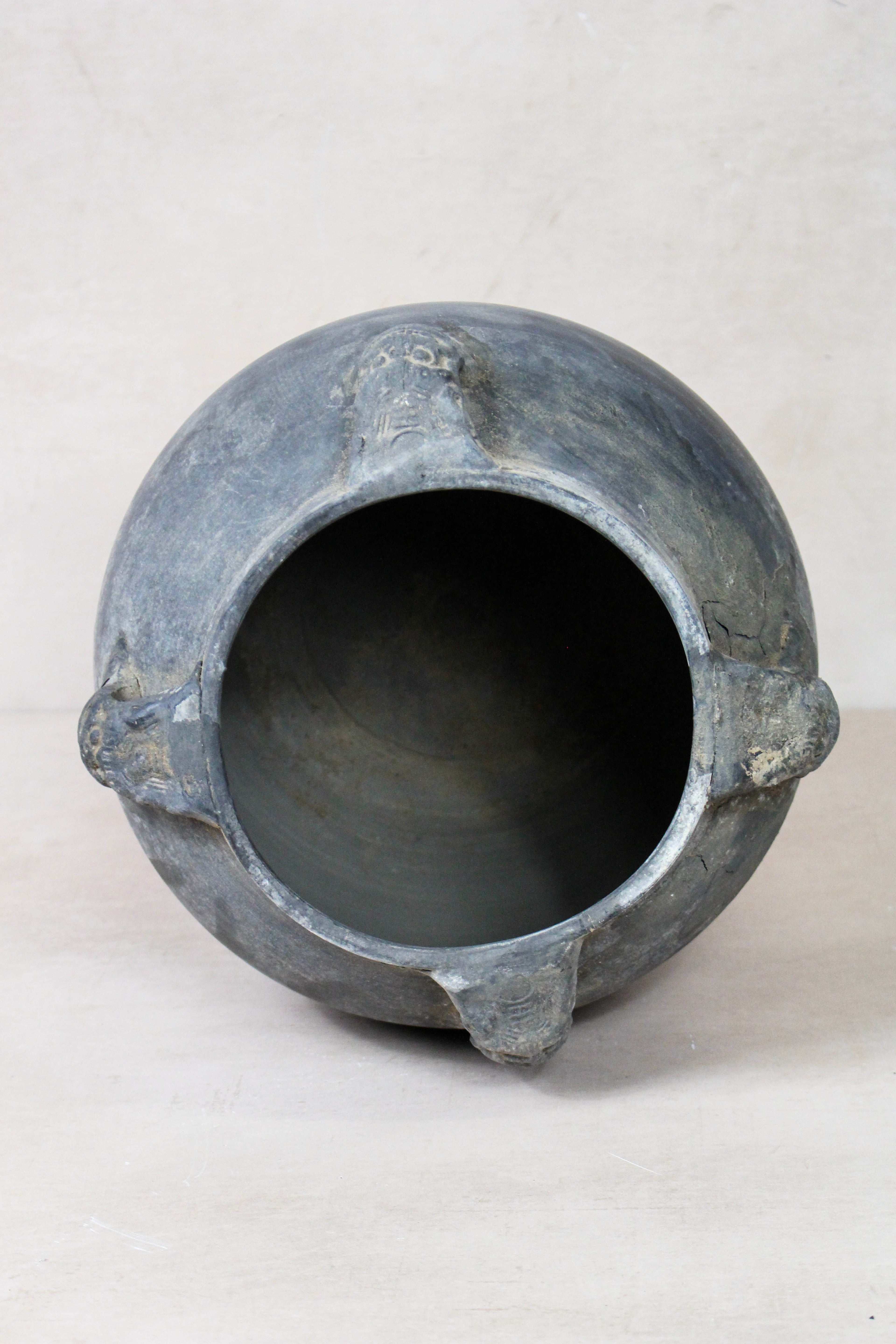 Vintage Lion Ears Dark Pot - DE.18