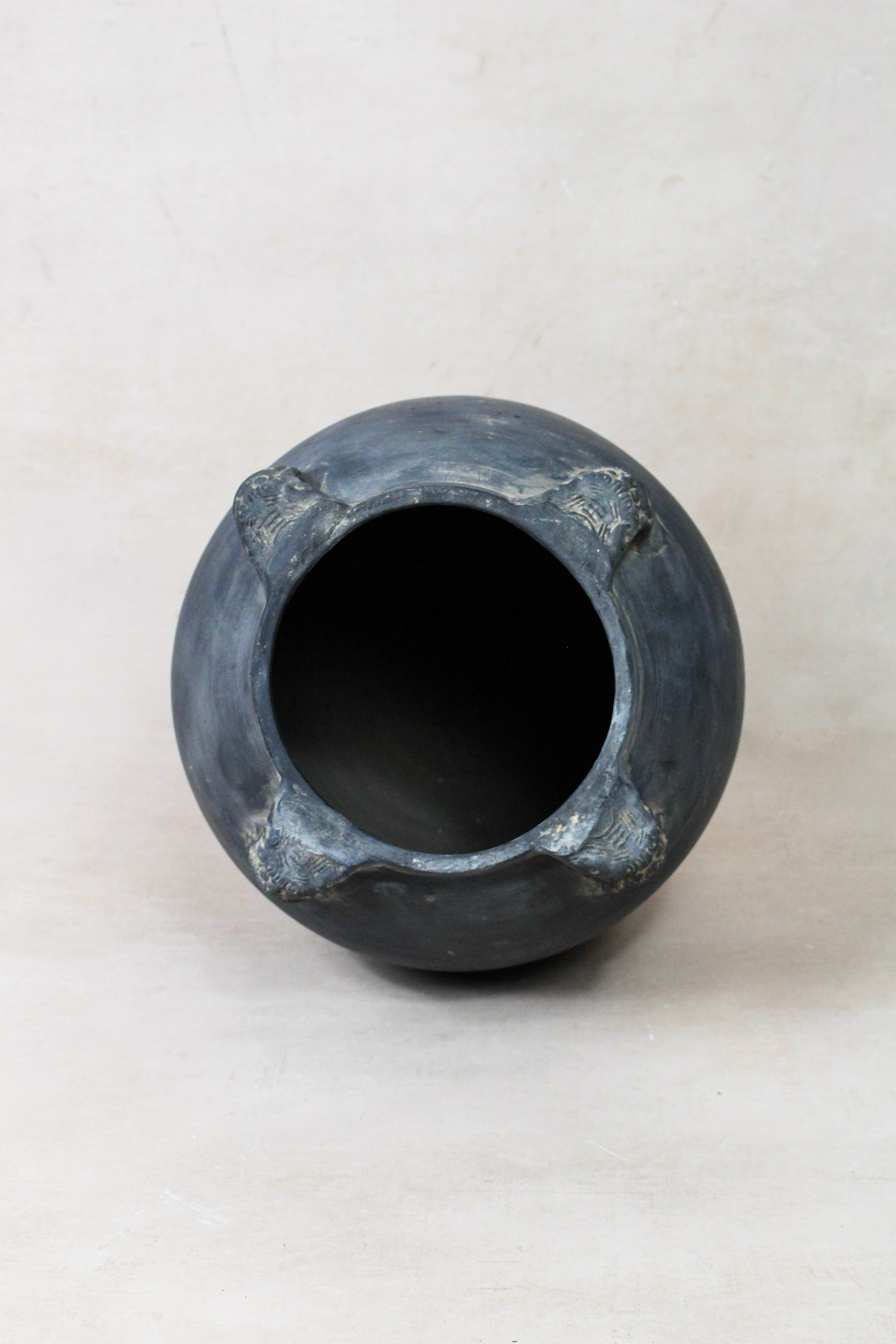 Vintage Lion Ears Dark Pot - DE.19