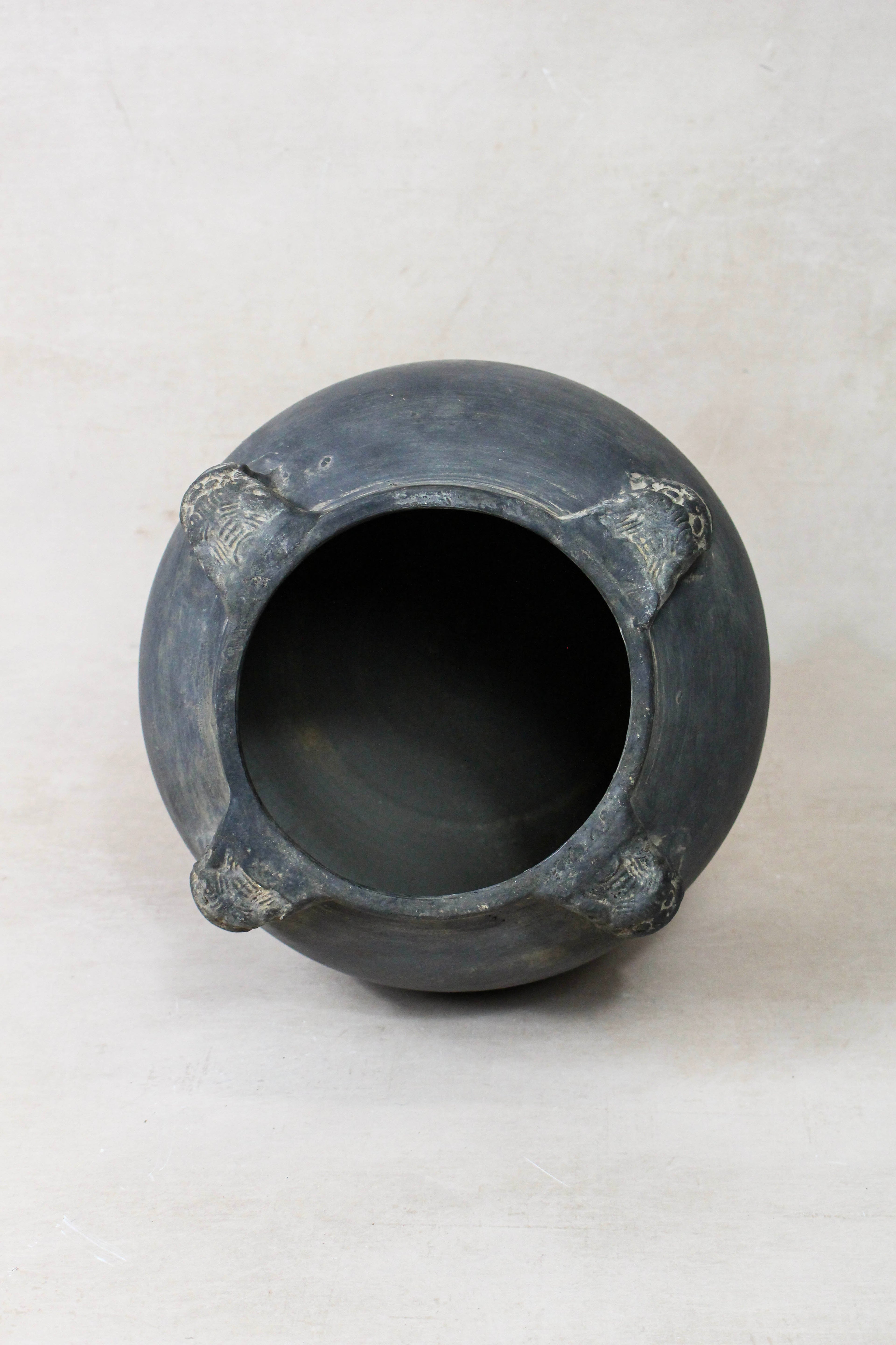 Vintage Lion Ears Dark Pot - DE.21
