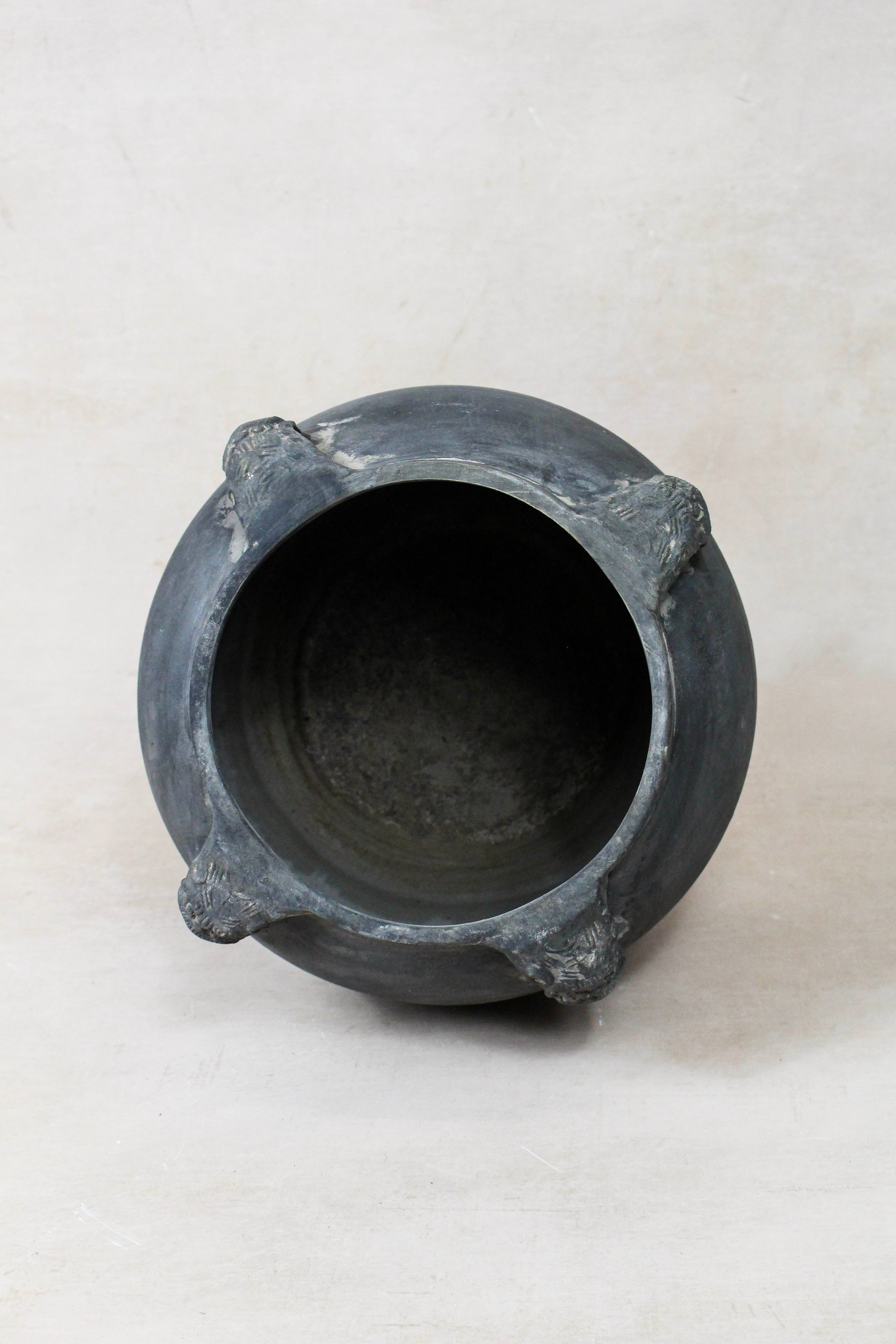 Vintage Lion Ears Dark Pot - DE.22