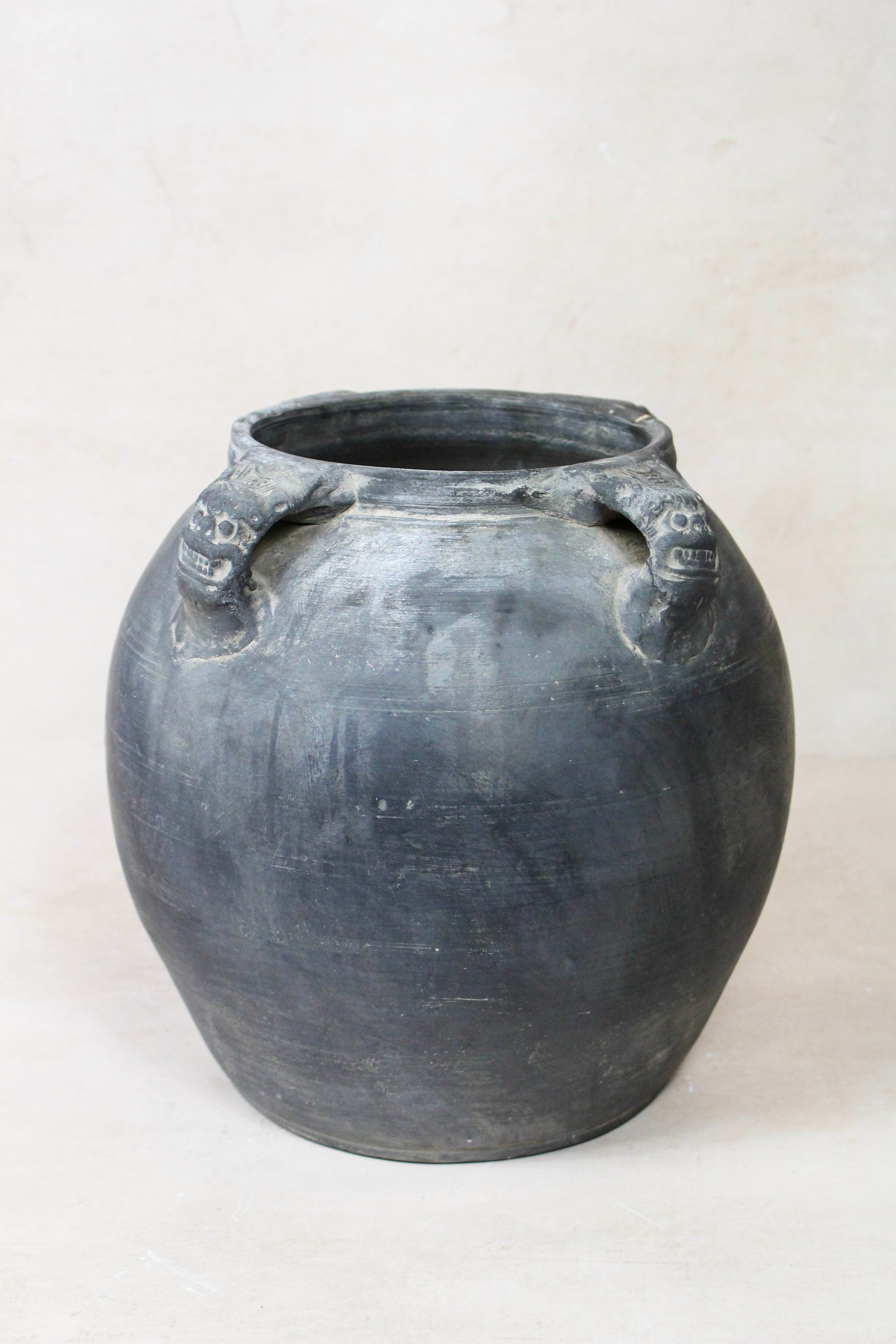 Vintage Lion Ears Dark Pot - DE.24