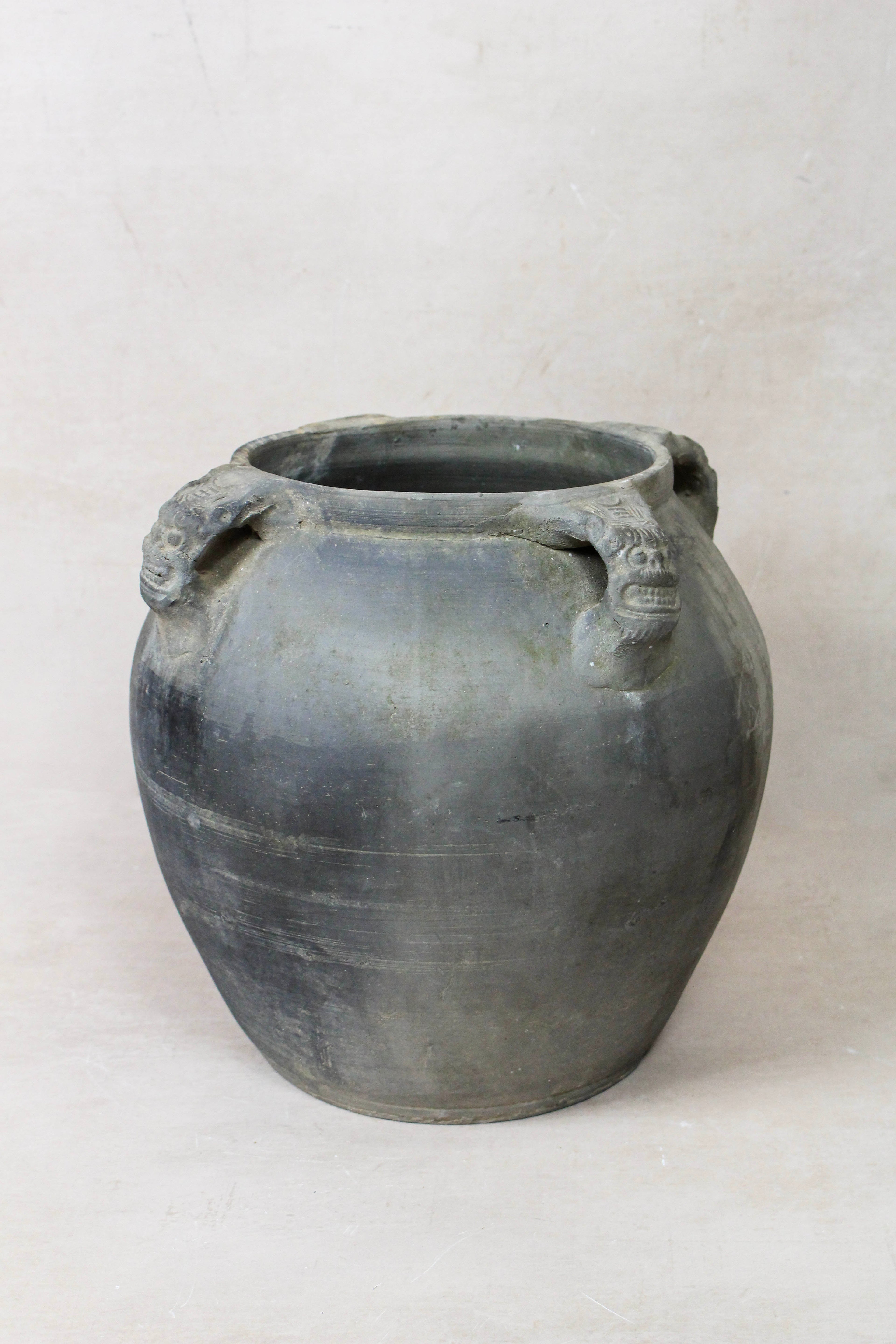 Vintage Lion Ears Dark Pot - DE.26