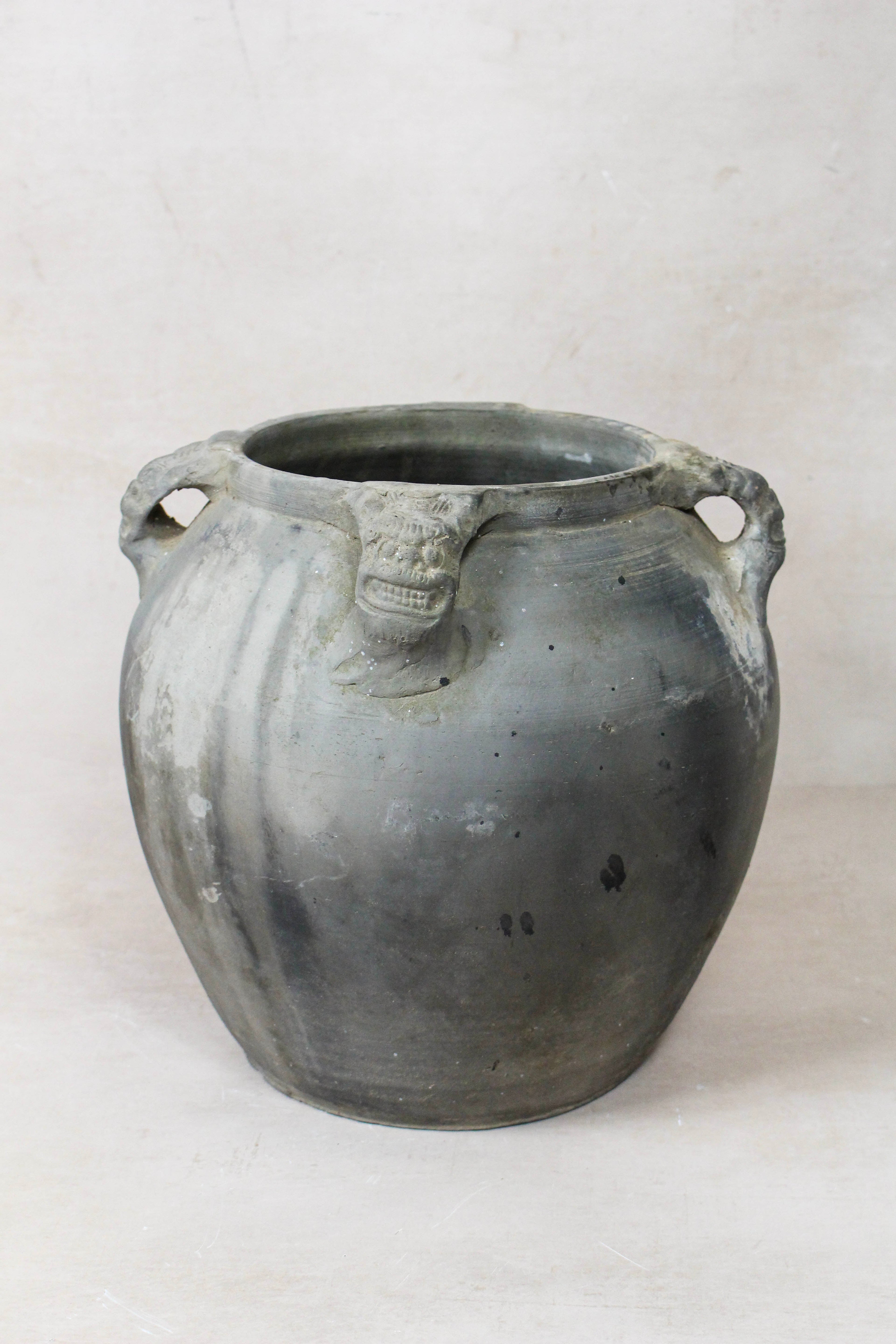 Vintage Lion Ears Dark Pot - DE.26