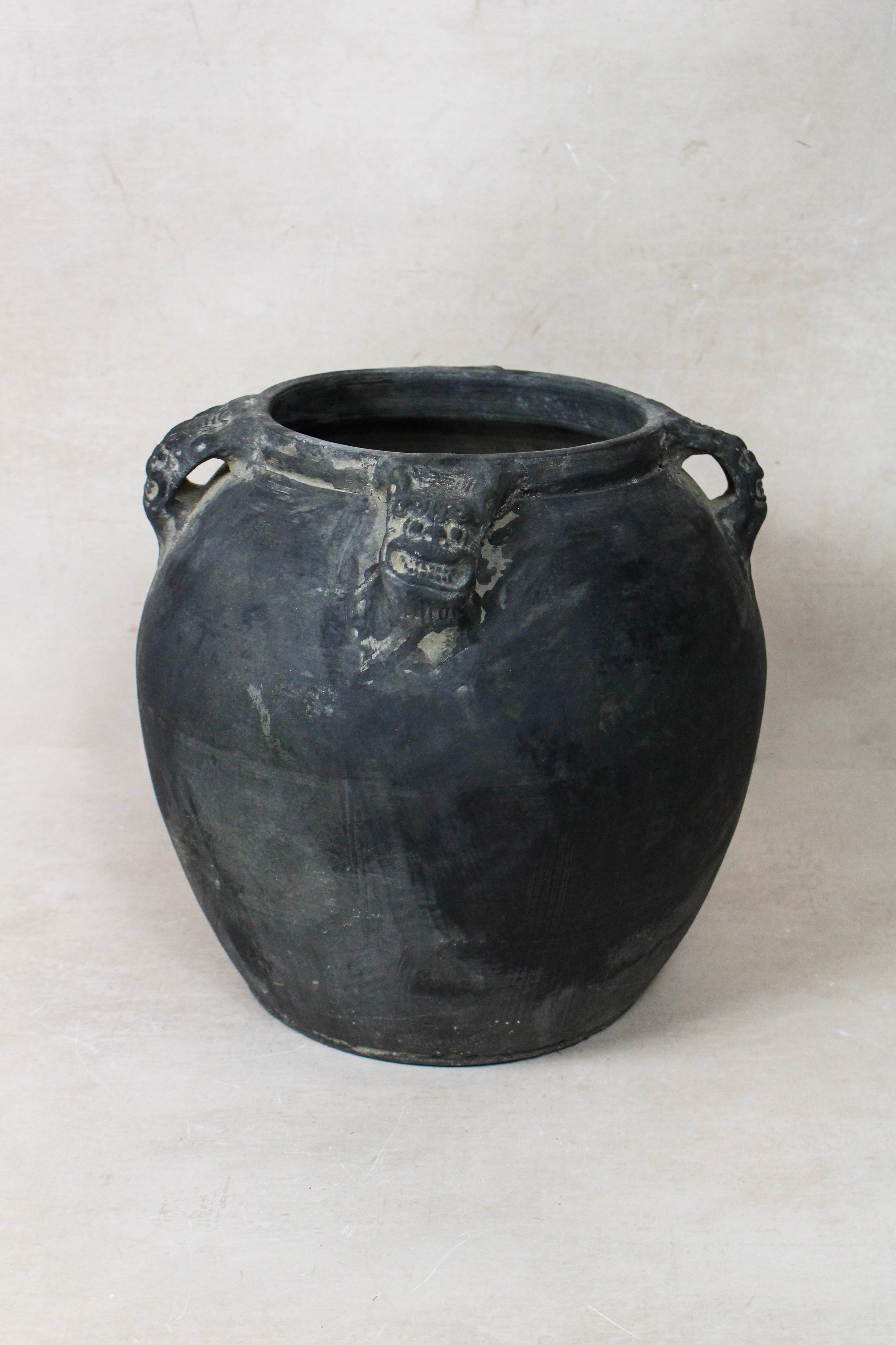 Vintage Lion Ears Dark Pot - DE.28