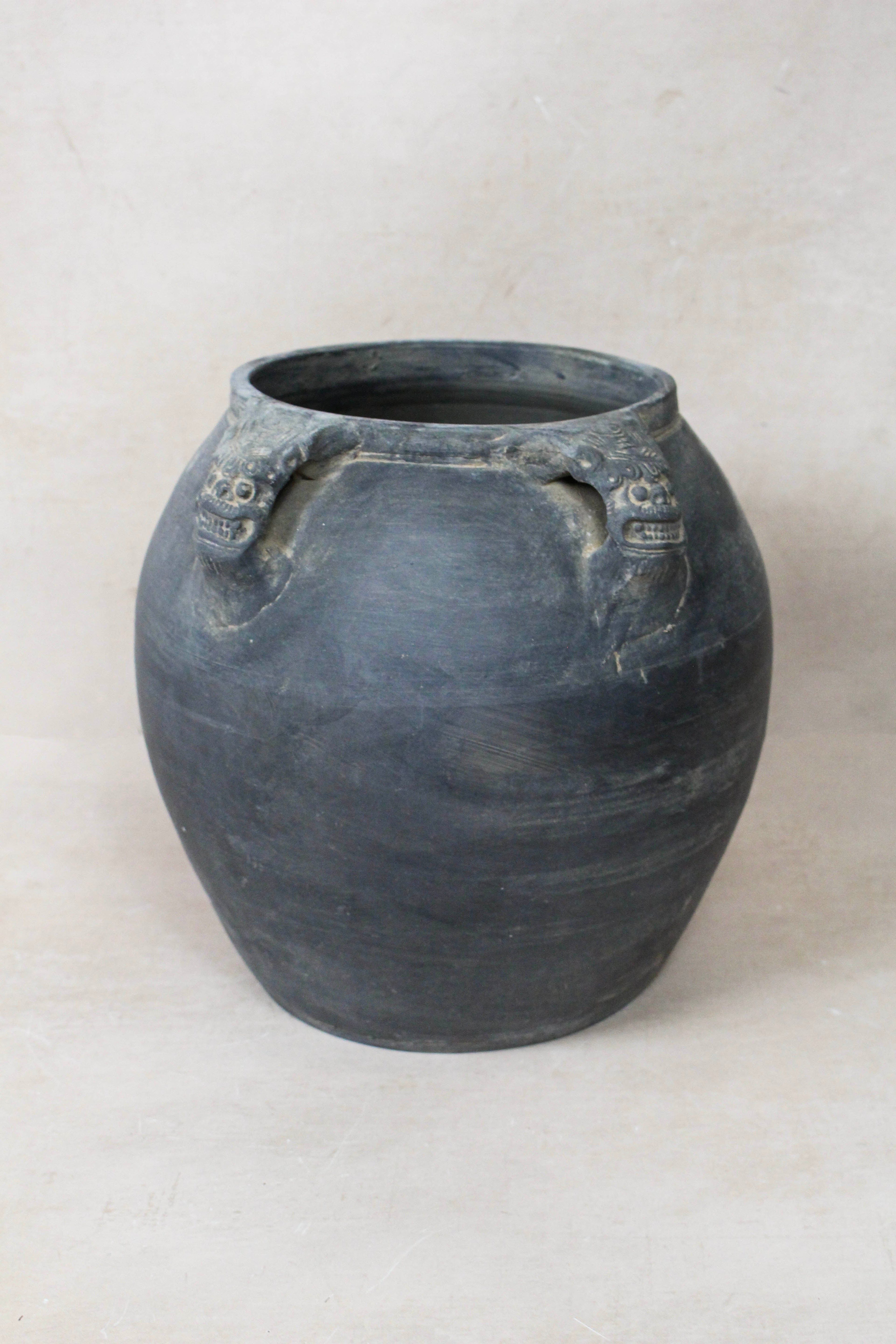 Vintage Lion Ears Dark Pot - DE.29
