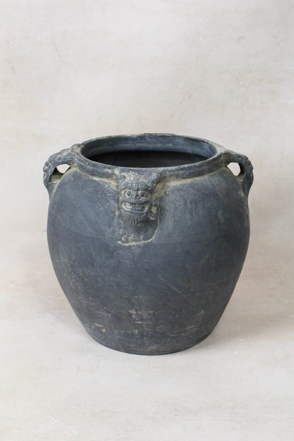 Vintage Lion Ears Dark Pot - DE.30