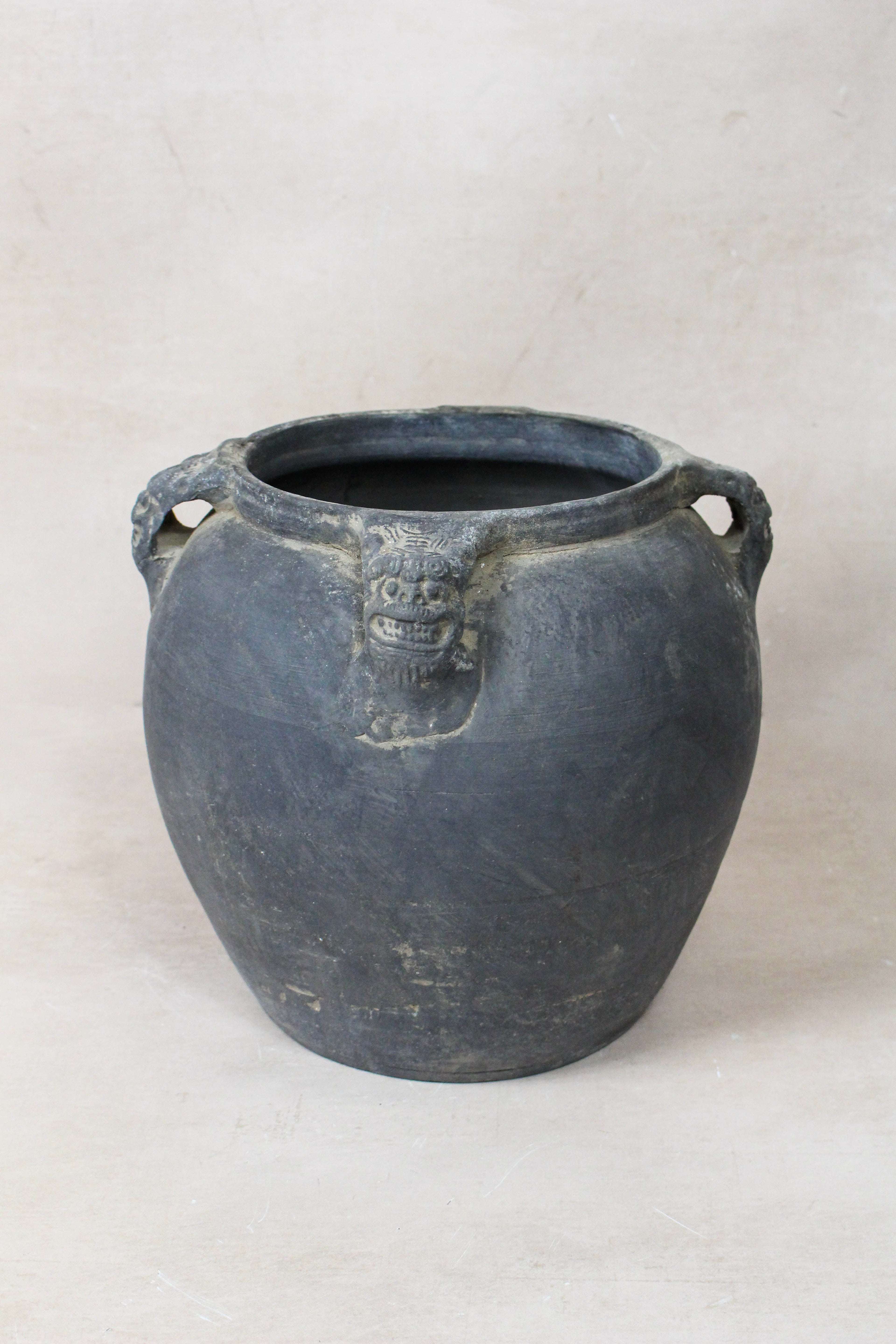 Vintage Lion Ears Dark Pot - DE.30
