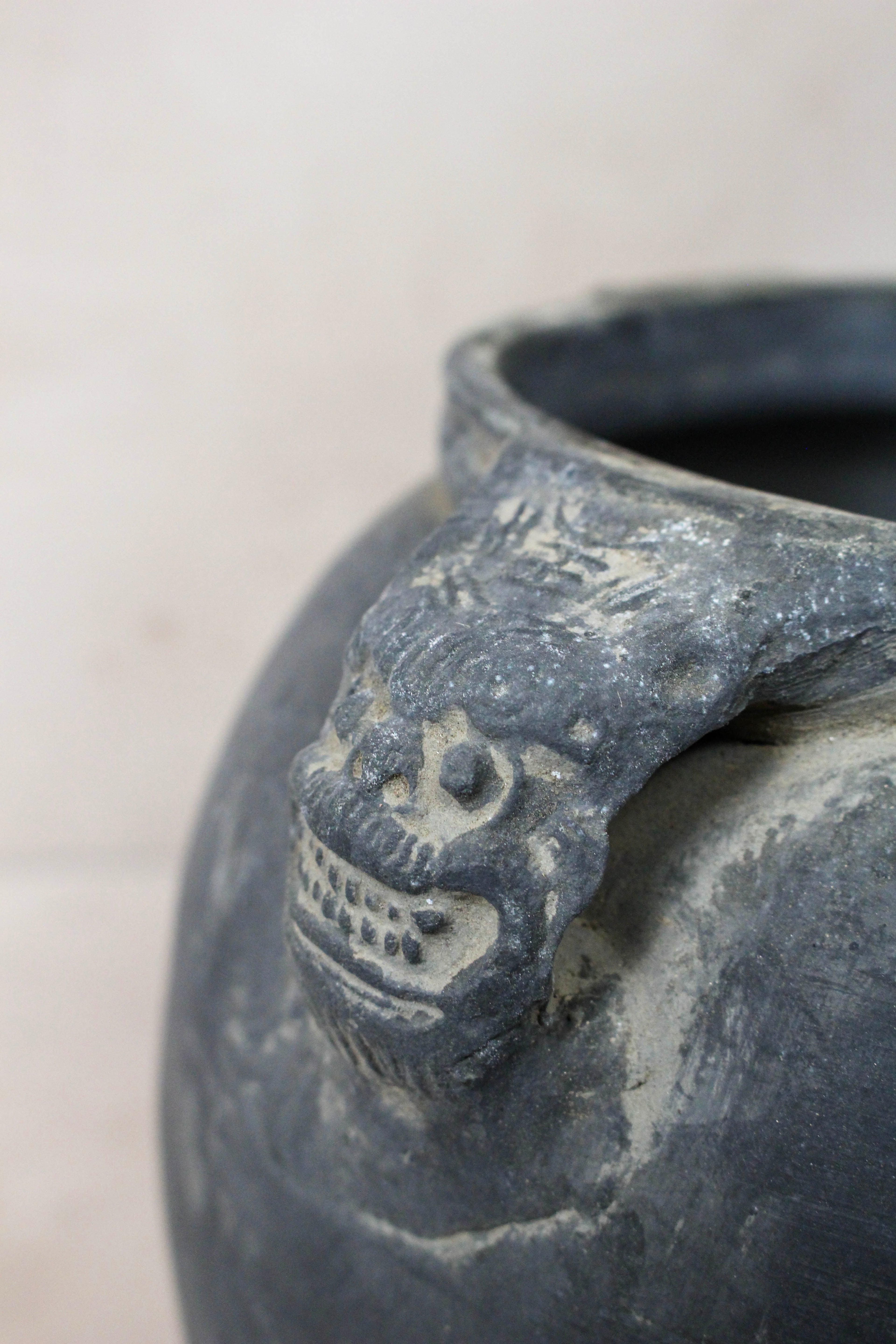 Vintage Lion Ears Dark Pot - DE.30