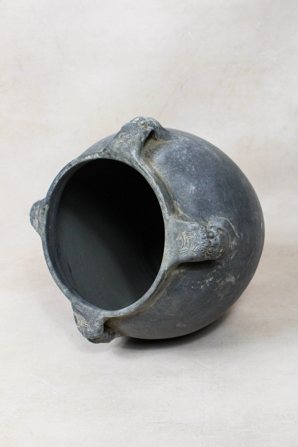 Vintage Lion Ears Dark Pot - DE.30