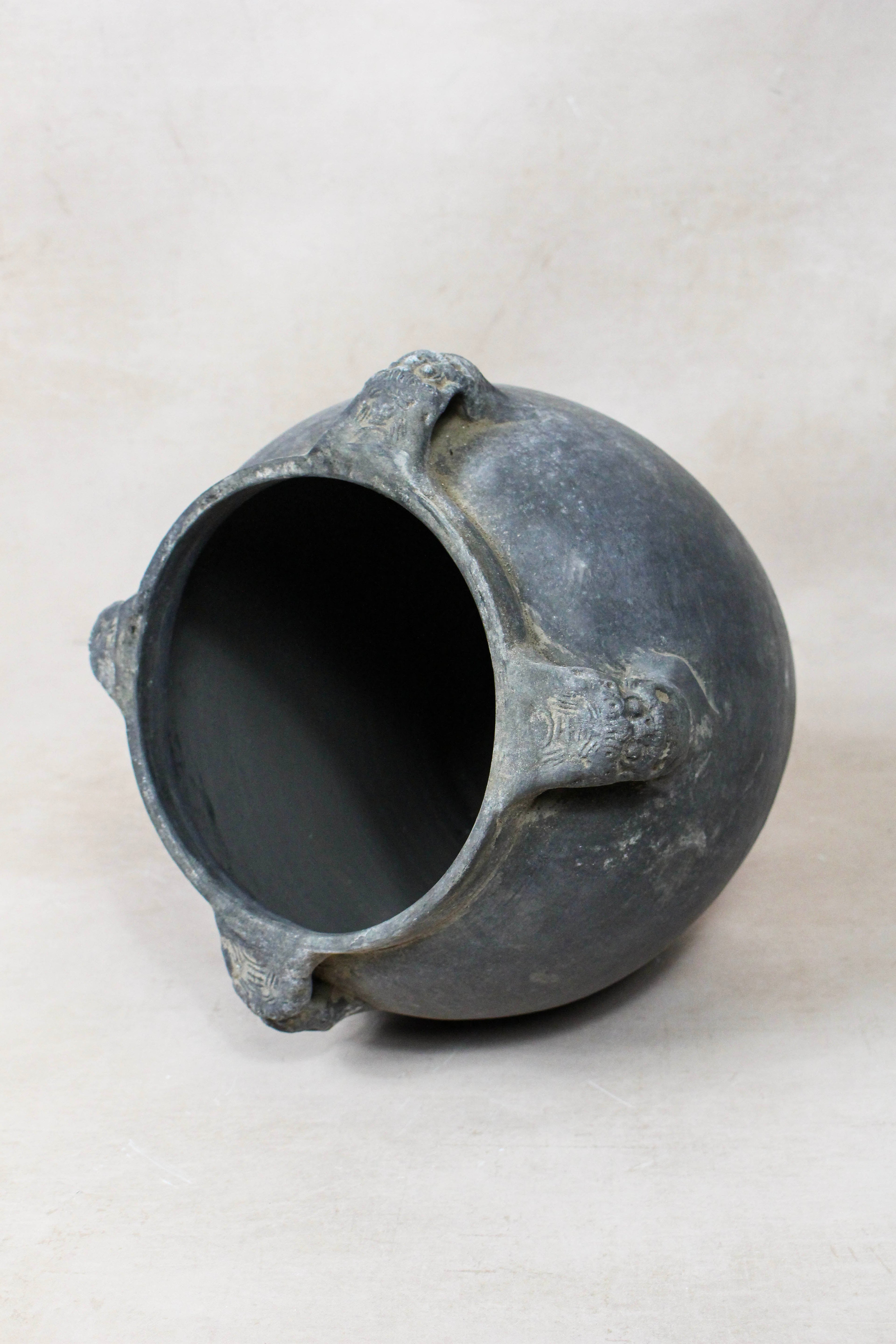 Vintage Lion Ears Dark Pot - DE.30