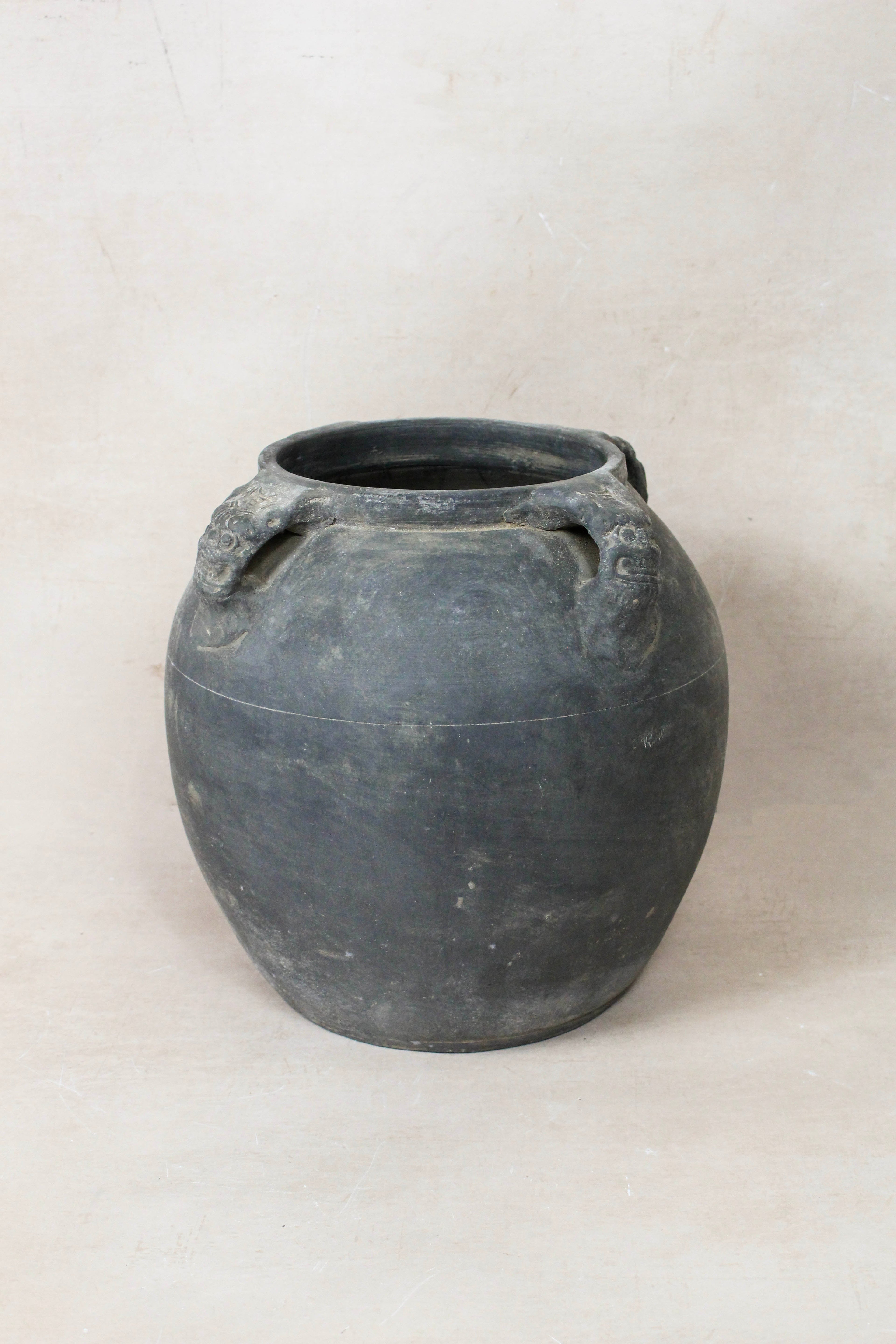Vintage Lion Ears Dark Pot - DE.31