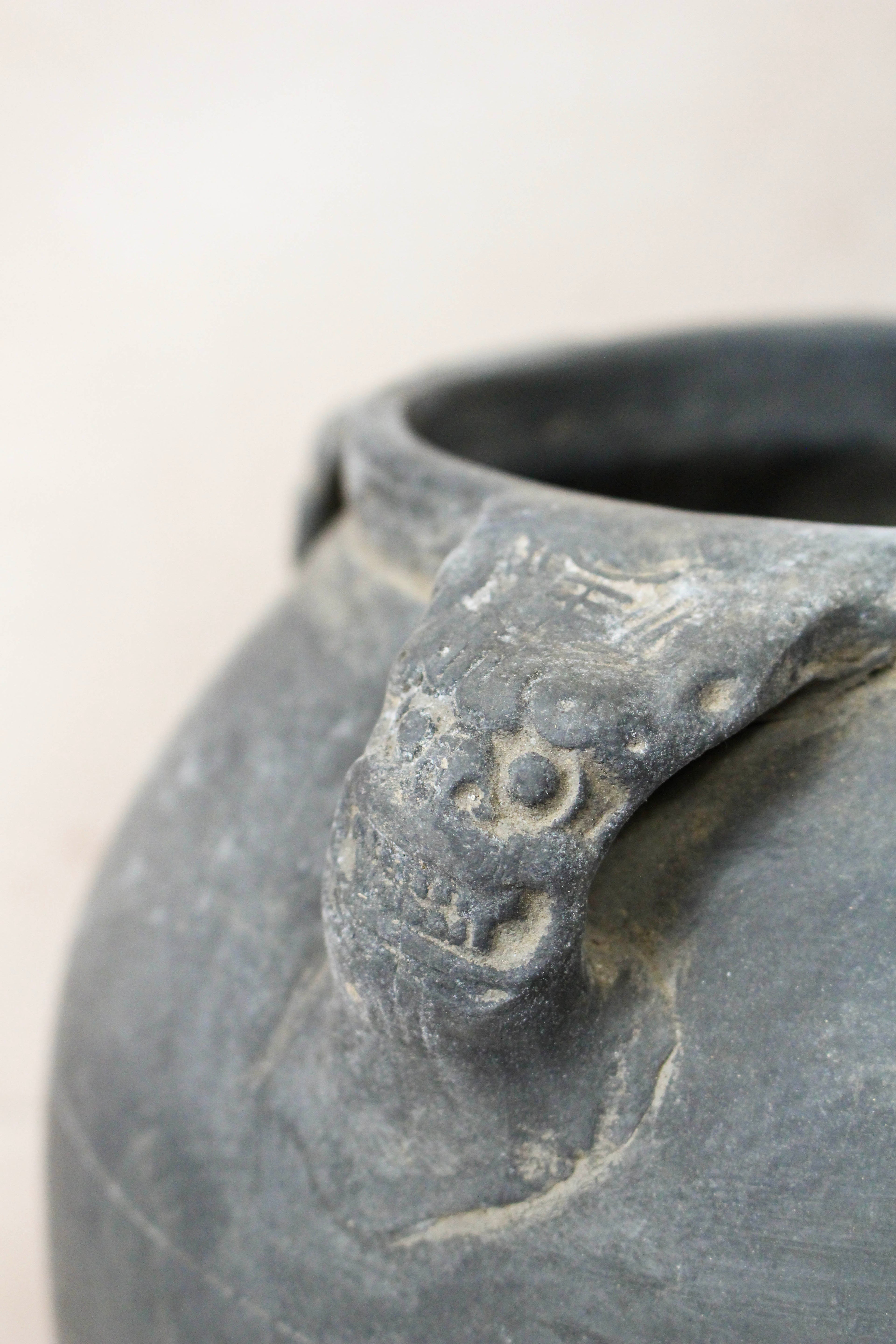 Vintage Lion Ears Dark Pot - DE.31