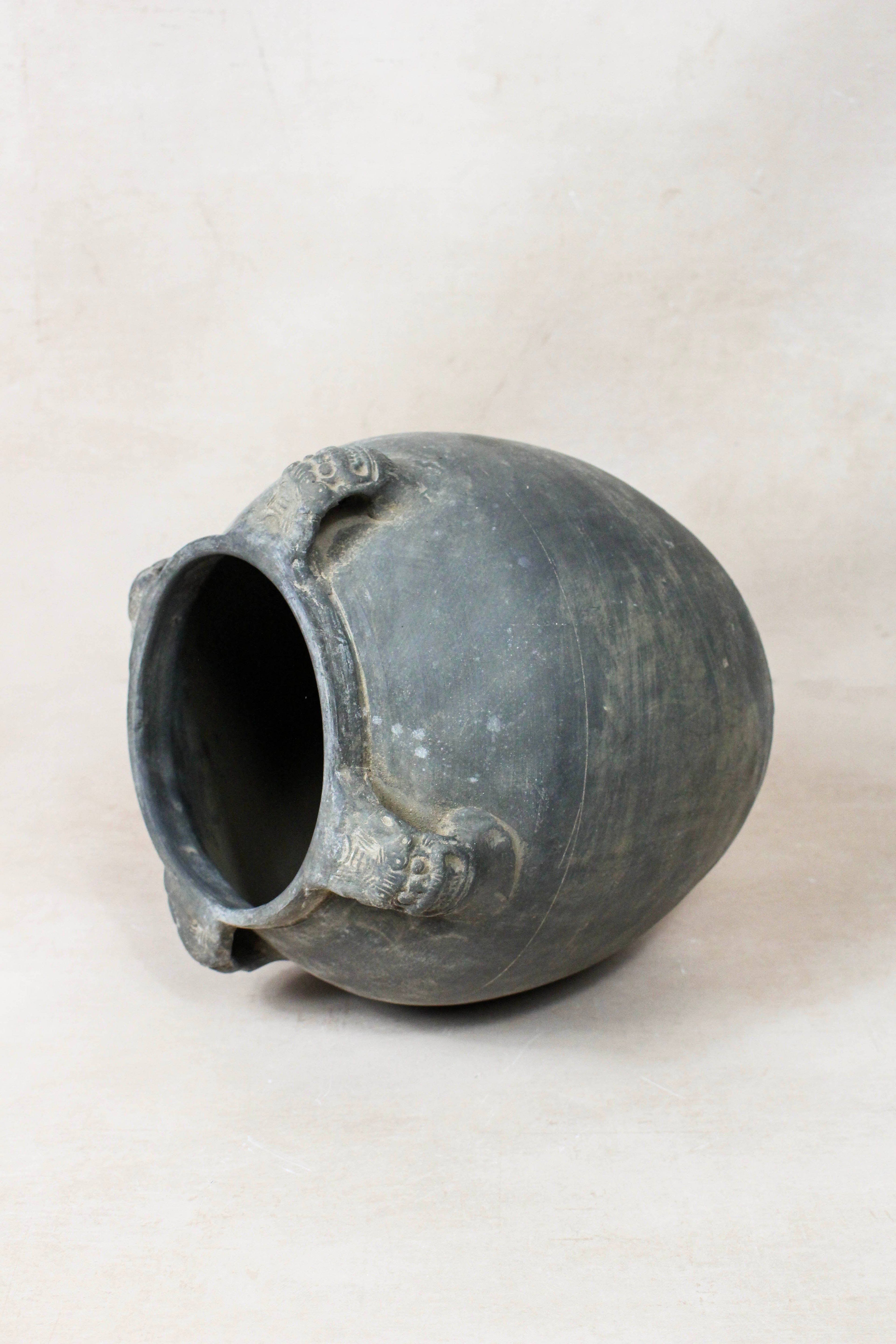 Vintage Lion Ears Dark Pot - DE.31