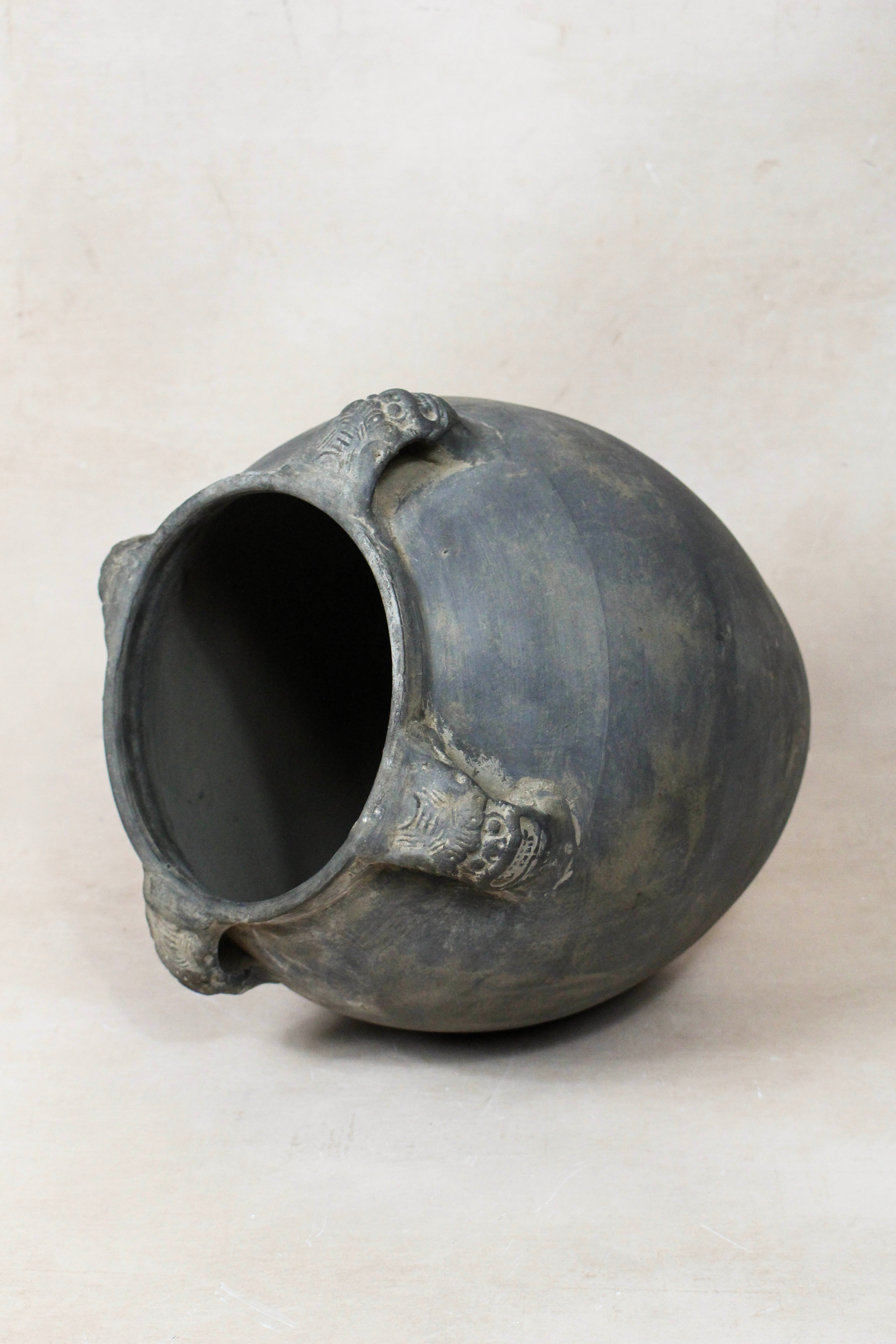 Vintage Lion Ears Dark Pot - DE.32