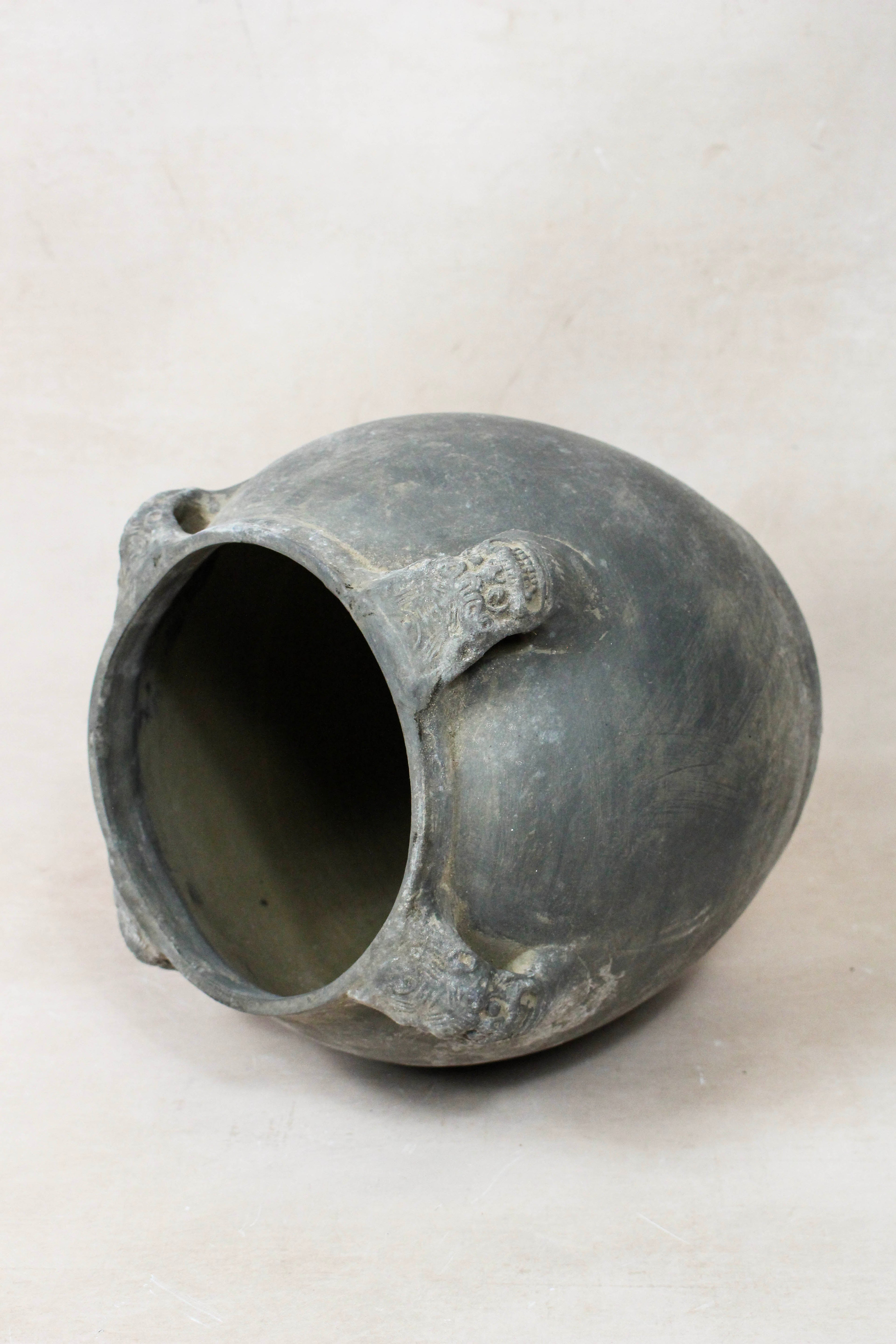 Vintage Lion Ears Dark Pot - DE.33