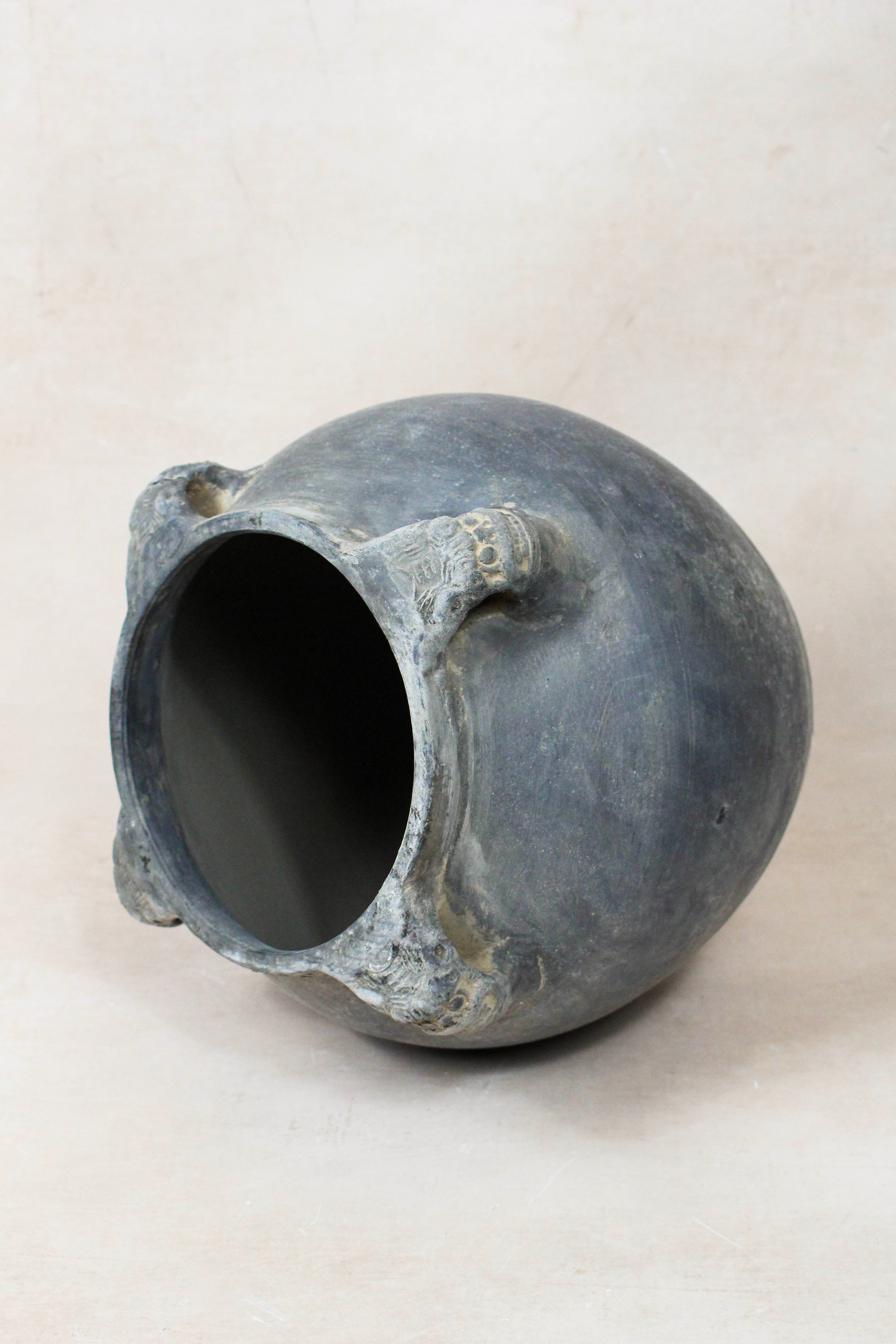Vintage Lion Ears Dark Pot - DE.34
