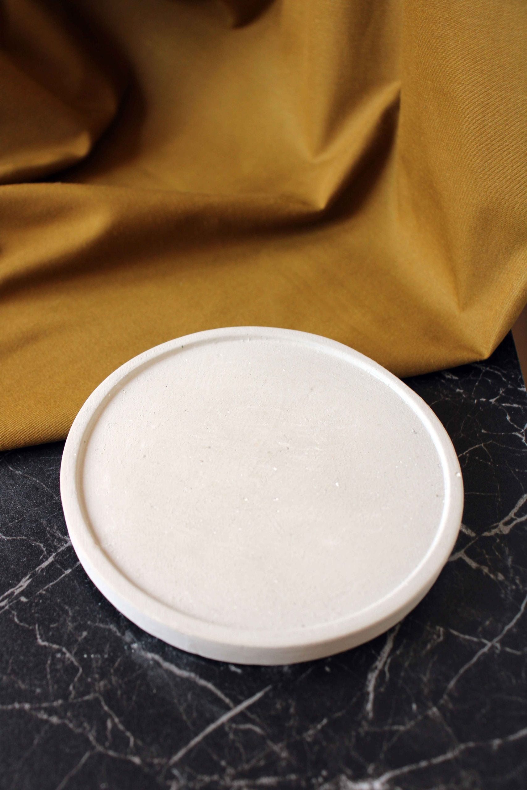CONCRETE ROUND ITEM HOLDER
